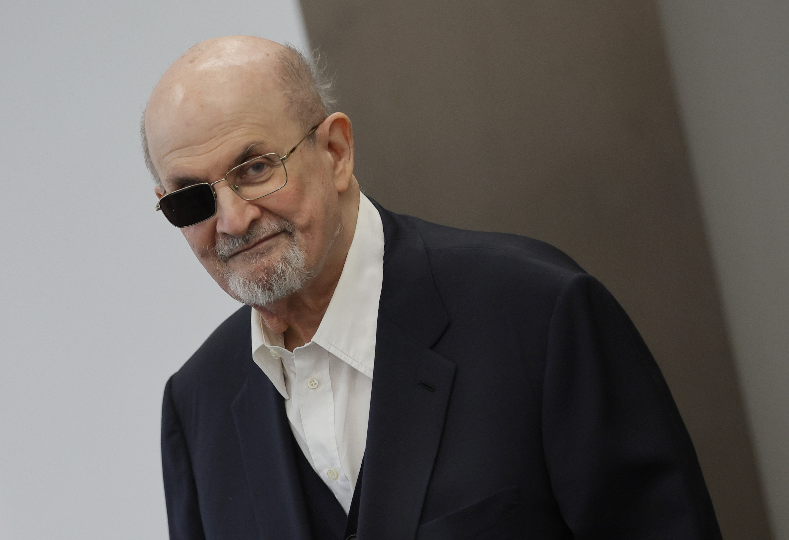 Salman Rushdie: “Me horrorizan los atentados de Hamás y me horroriza la reacción de Netanyahu”