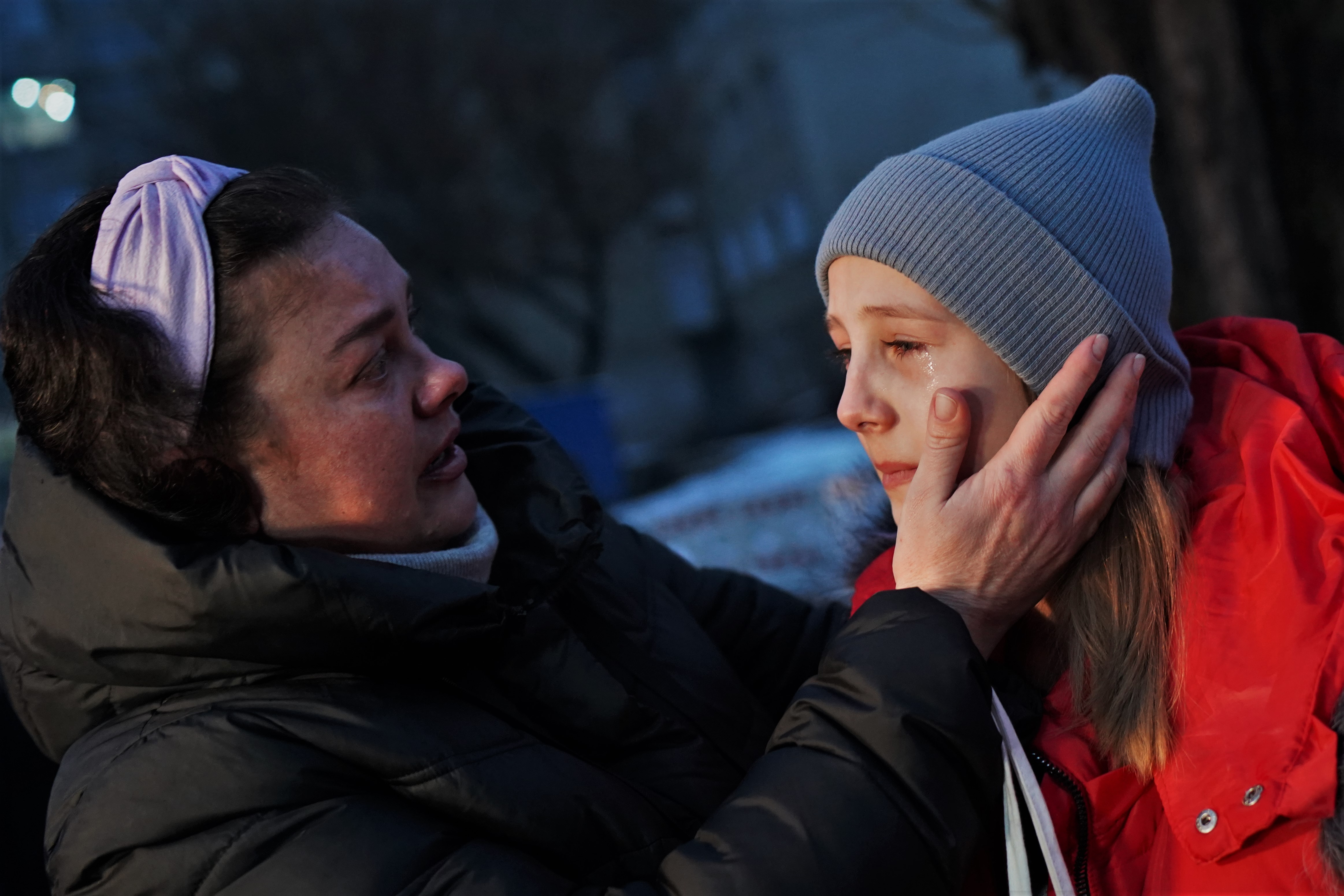 Oxana, uma soldado ucraniana de 42 anos, quando se reencontrou em Kiev com sua filha Eva, de 11 anos, após retornar da Rússia em 17 de dezembro.