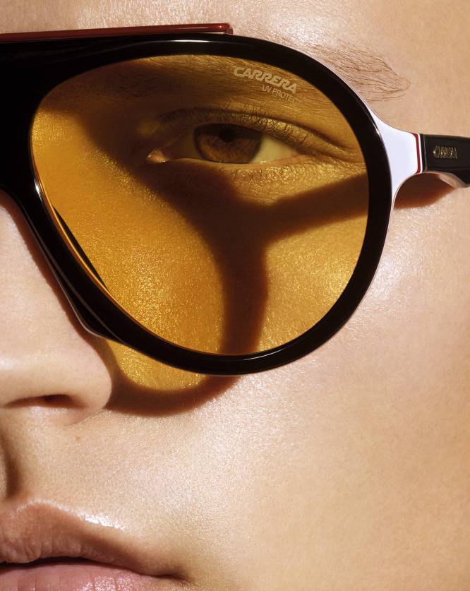 Las gafas de sol de moda tienen el cristal amarillo