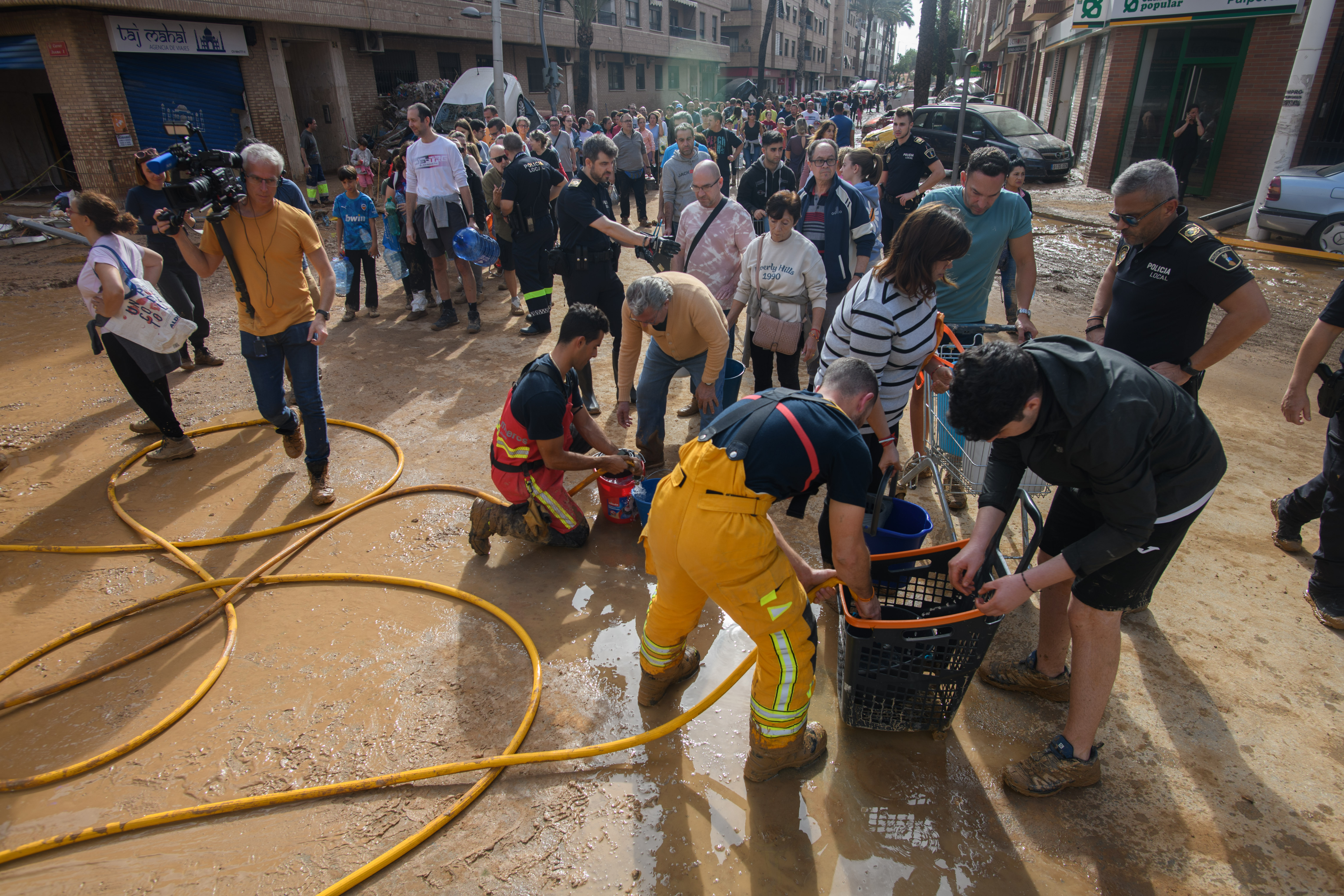 Vecinos de Paiporta recogen agua suministrada por el cuerpo de bomberos, este jueves 31 de octubre