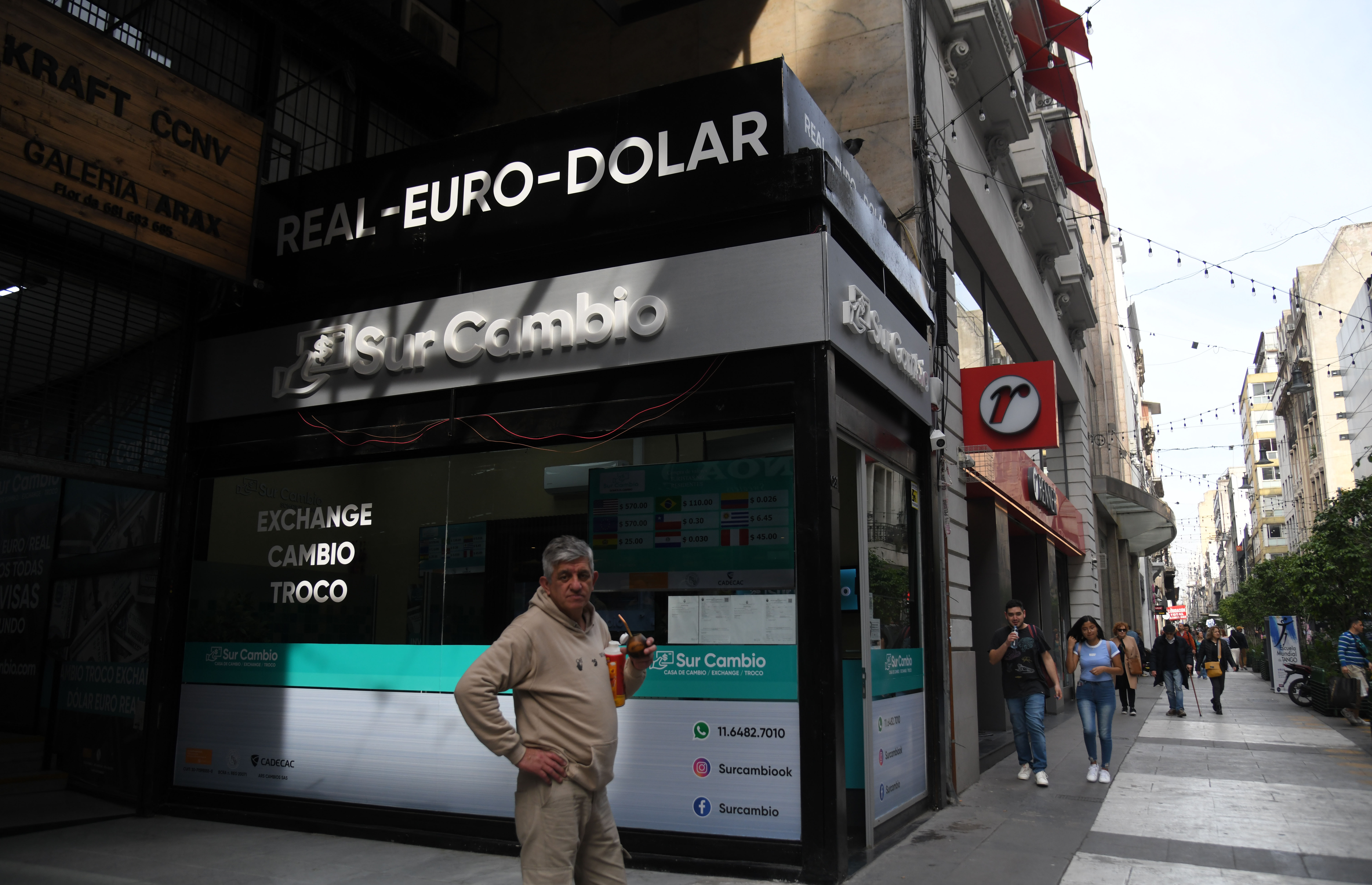 El mercado cambiario abre con altibajos en Argentina tras el triunfo del peronismo en la primera vuelta