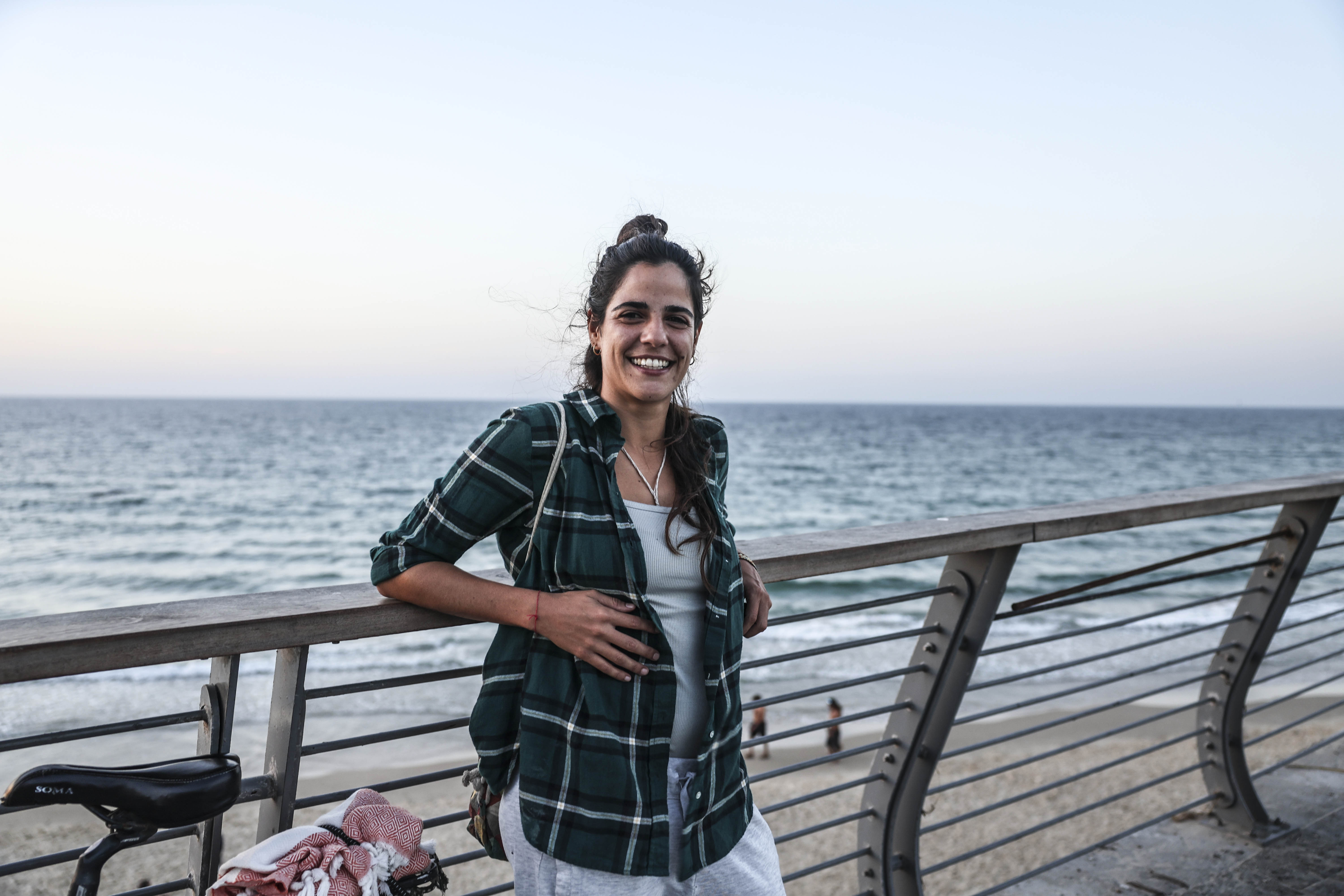 Ariel Yuri, en un puente del paseo marítimo de Tel Aviv. 