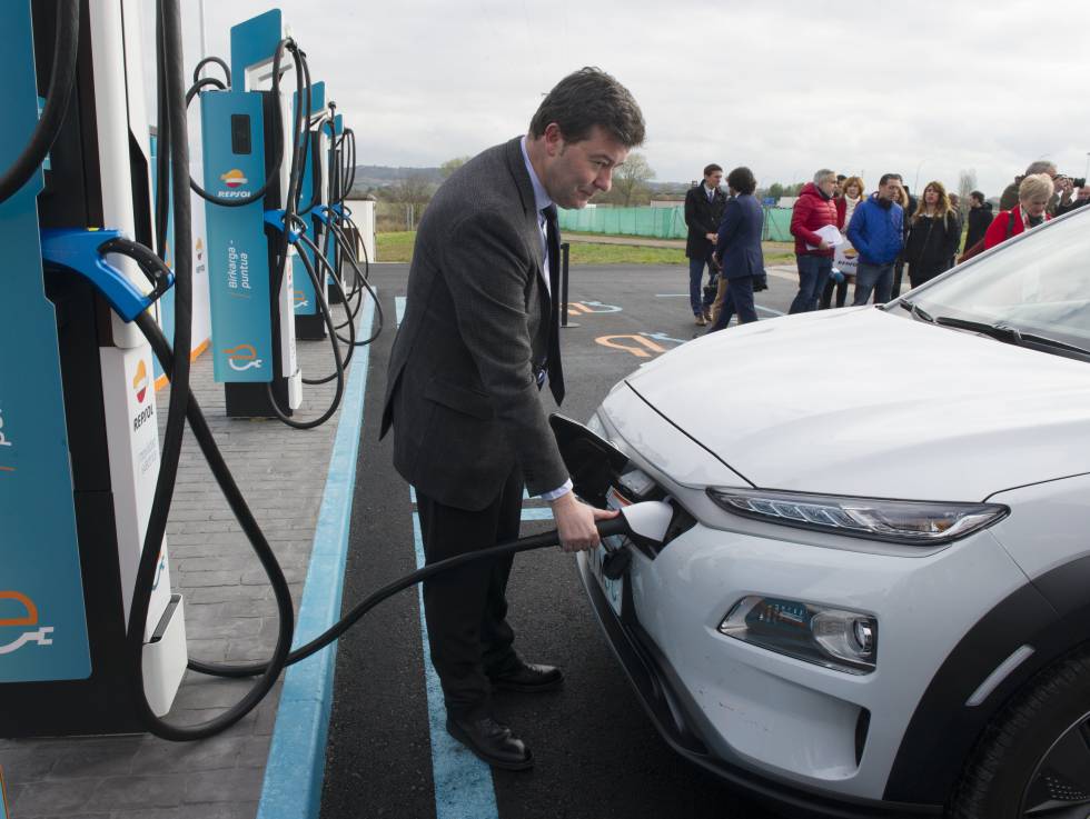 La AIE advierte de que el 60% de los vehículos deberán ser eléctricos en 2030 para cumplir con los objetivos climáticos