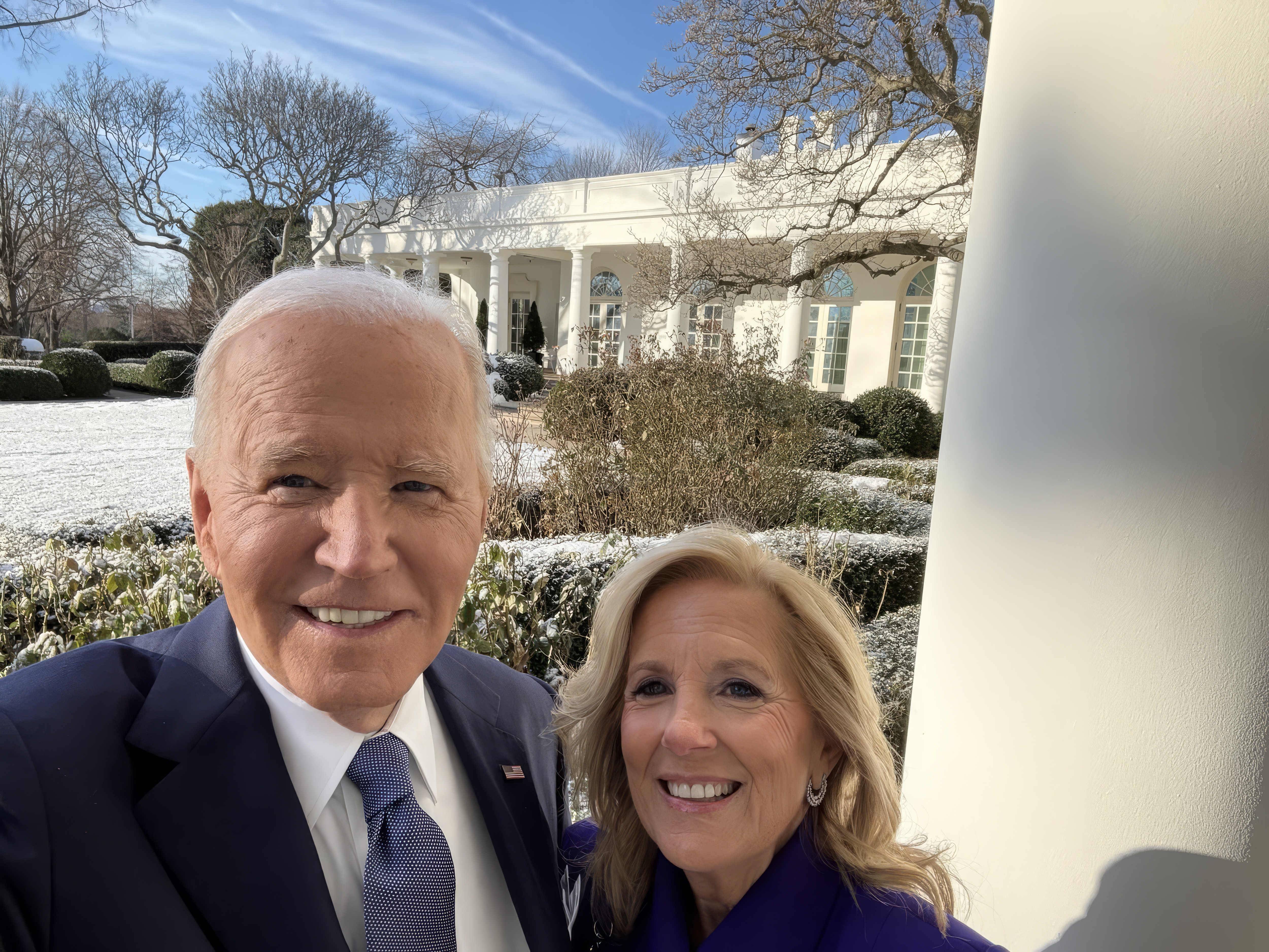 Joe Biden y Jill Biden posan para un selfi en la Casa Blanca. 