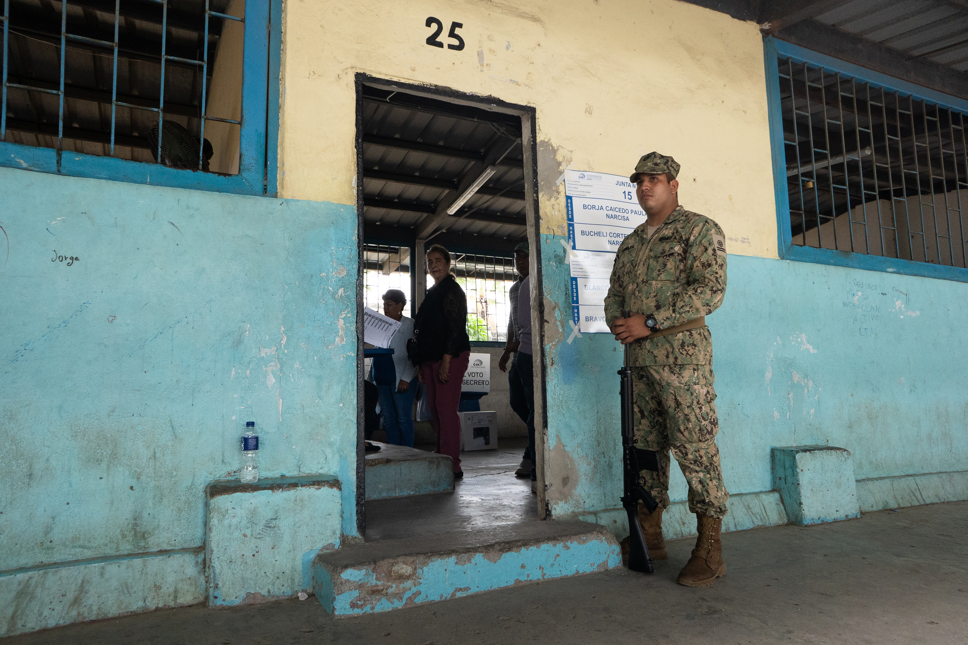 Um membro do Exército monta guarda na entrada de um centro de votação.
