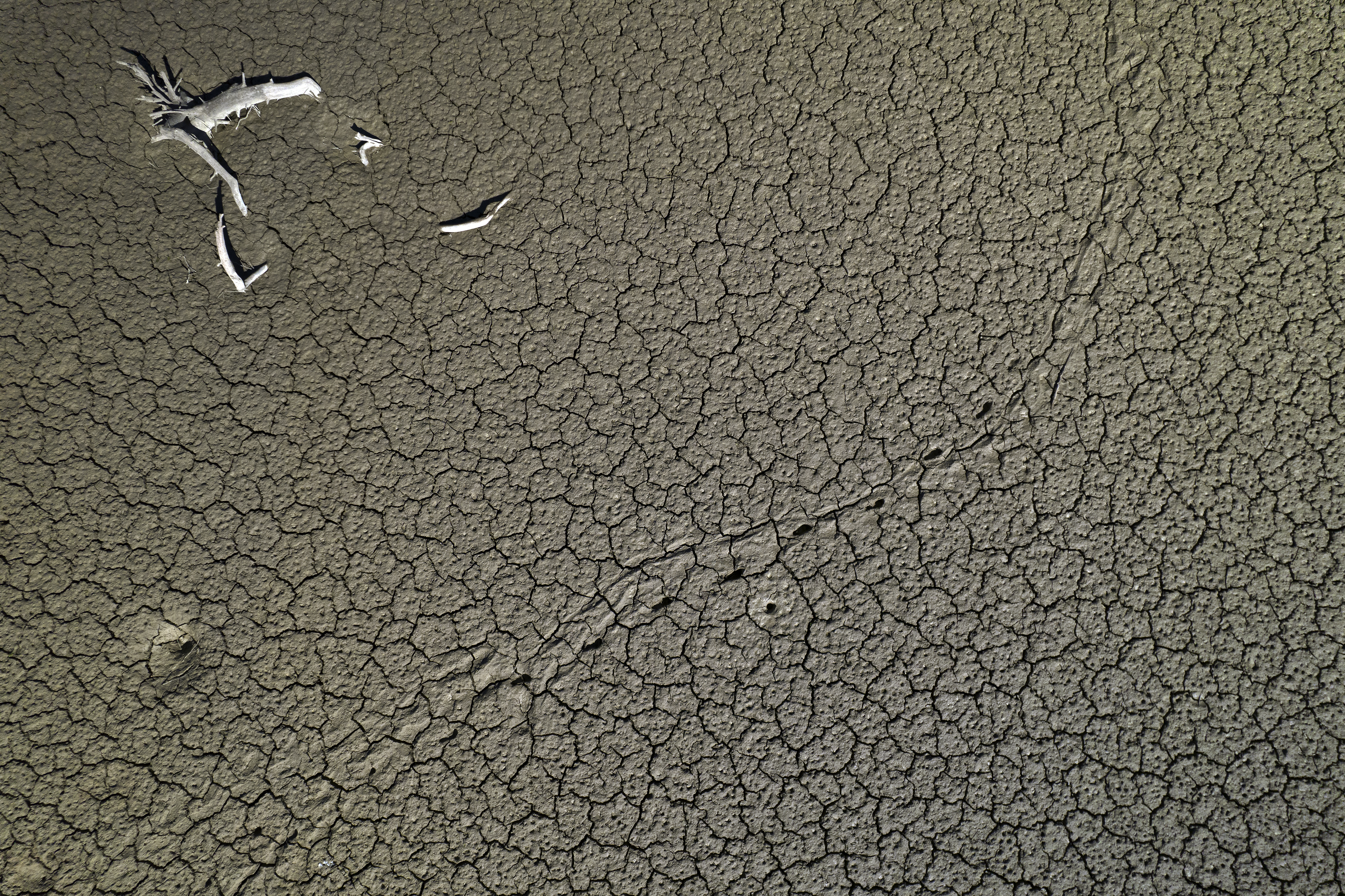Imagen tomada desde un dron de la tierra cuarteada del pantano de Yesa, entre Navarra y Zaragoza.