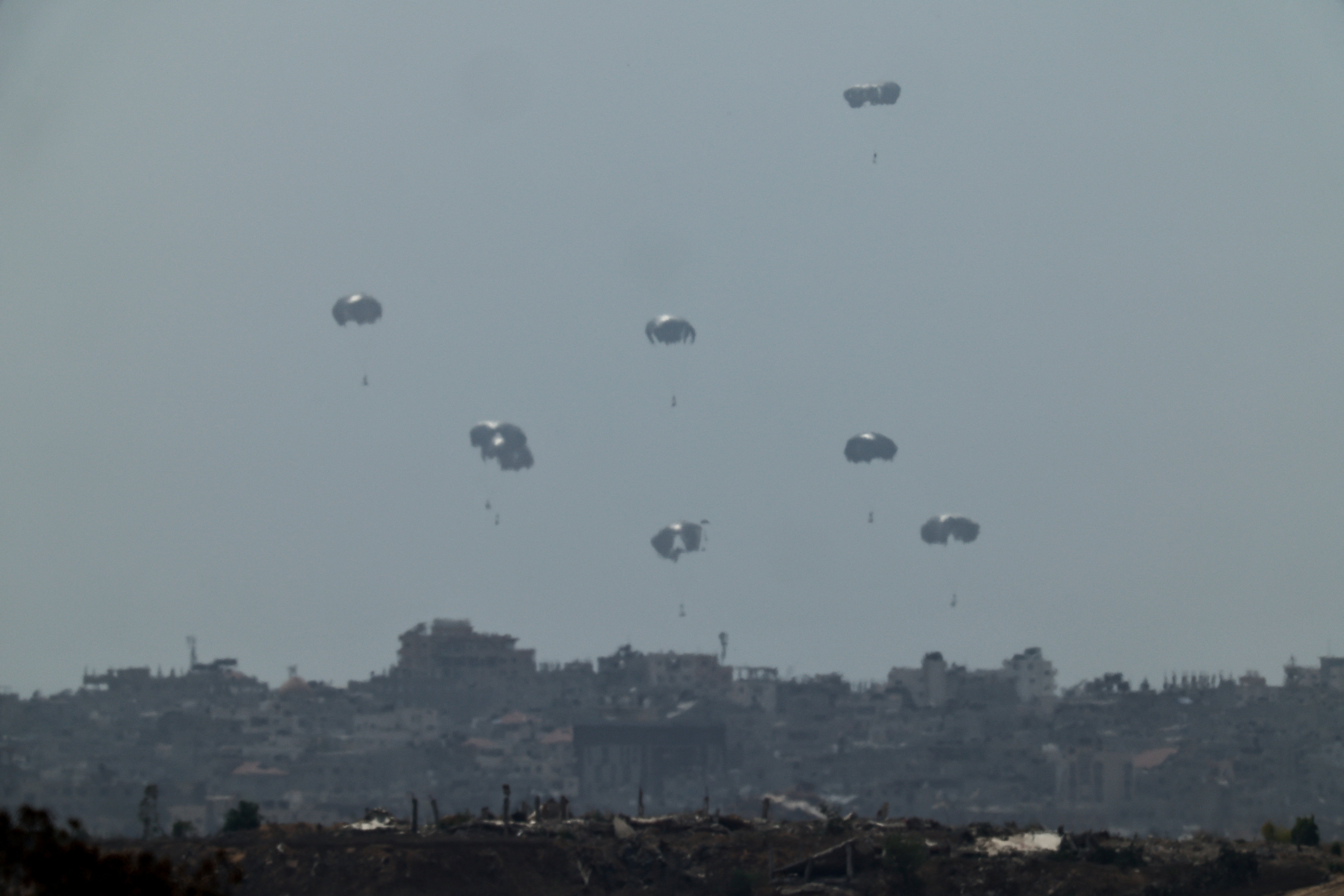 Paquetes de ayuda humanitaria en Gaza.