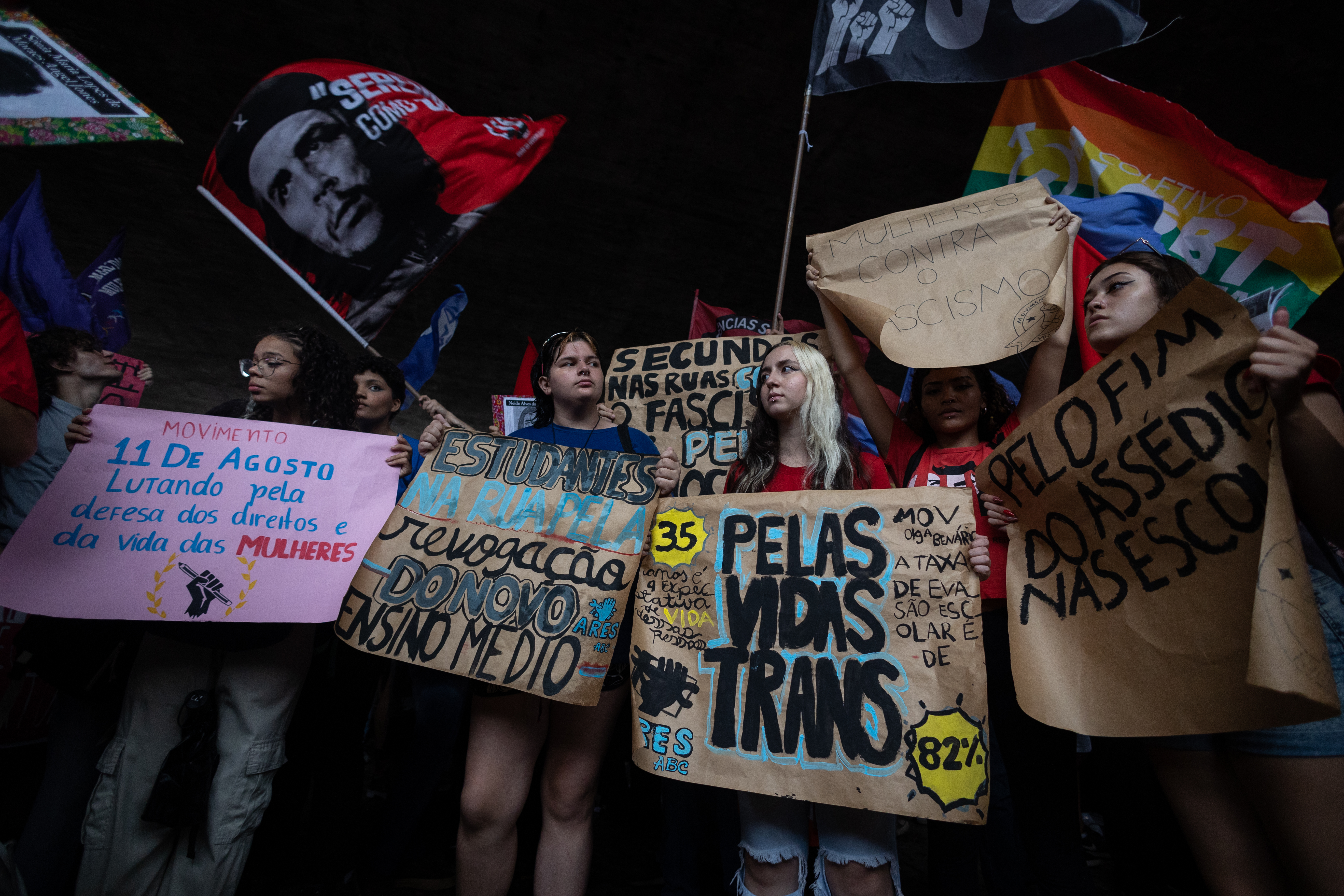 Organizaciones feministas renombraron estaciones del Metro de Santiago con  demandas y consignas del 8M