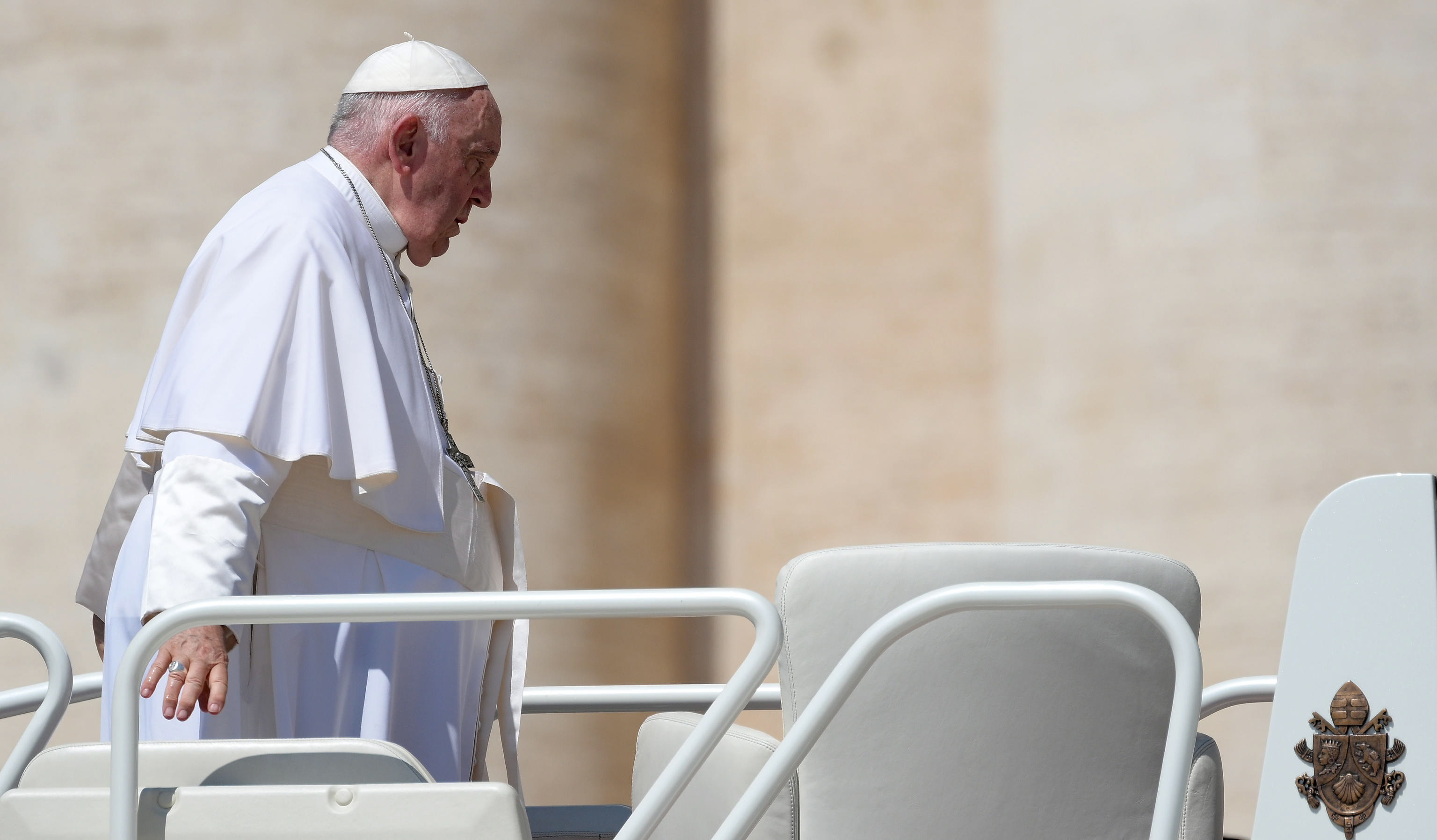 The Pope will undergo emergency surgery this Wednesday for an intestinal ailment |  International