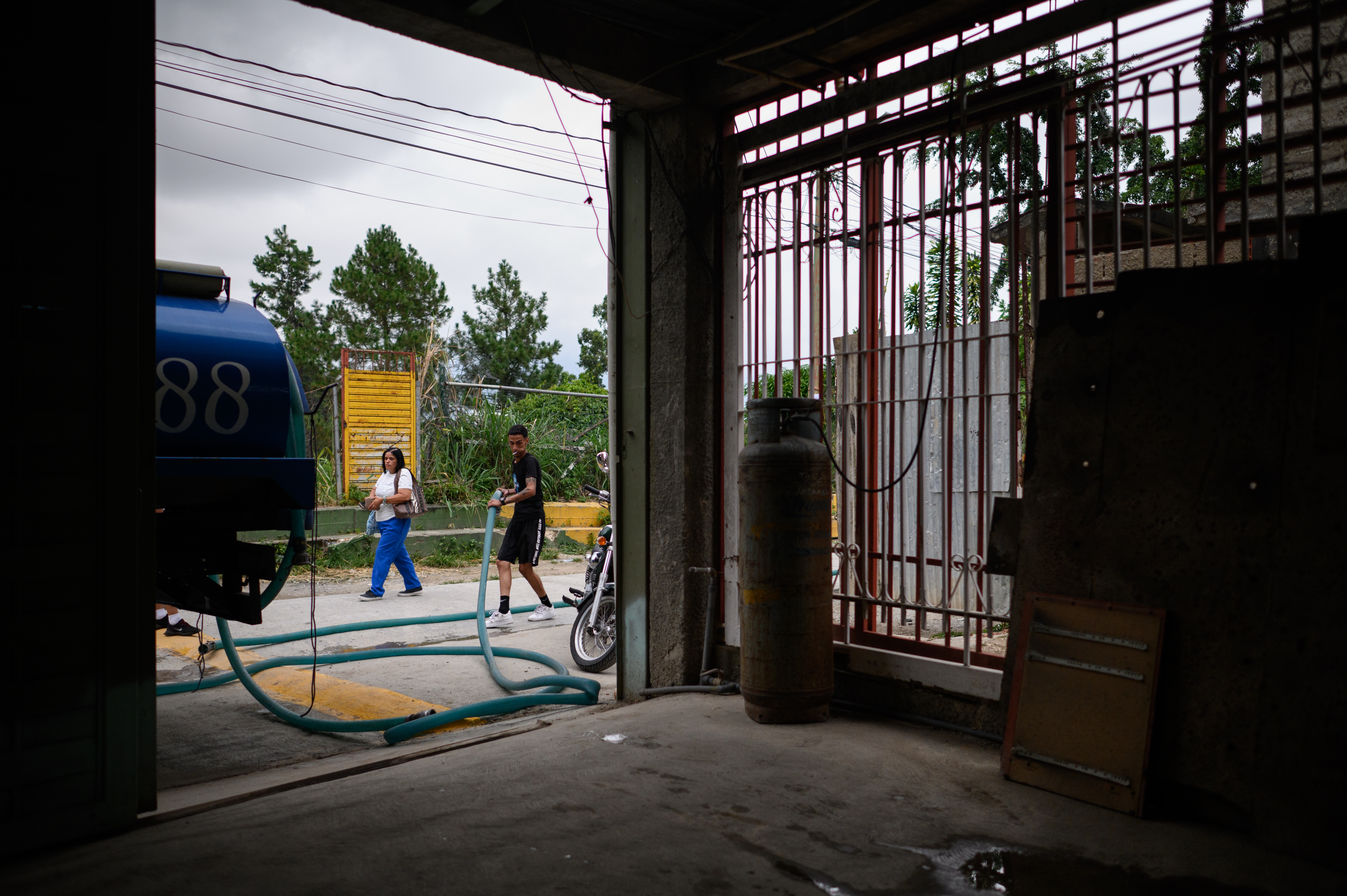 Um caminhão-tanque privado fornece água para uma residência em Caracas, Venezuela, em 8 de setembro de 2023.