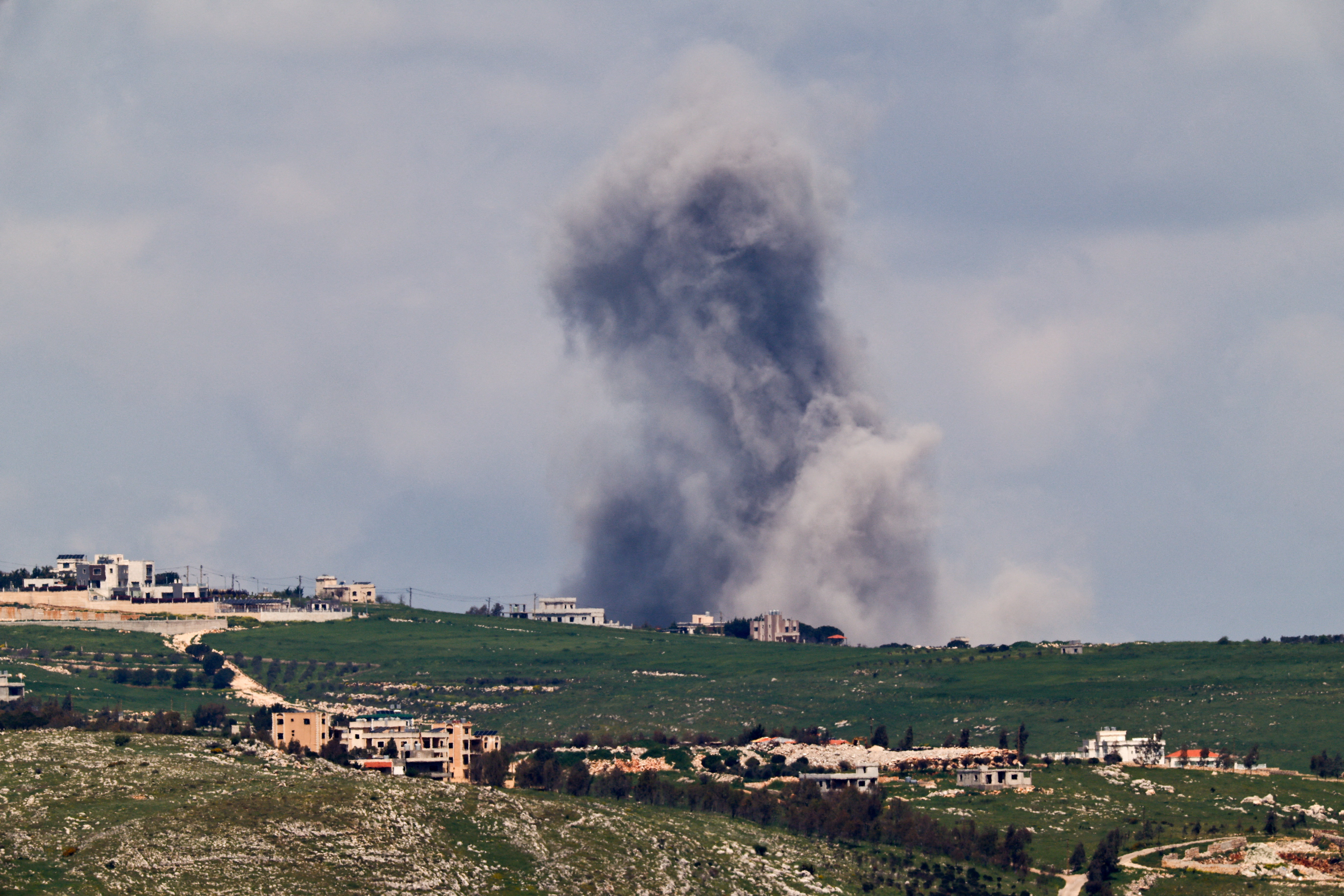 Una columna de humo tras un ataque aéreo en Líbano.