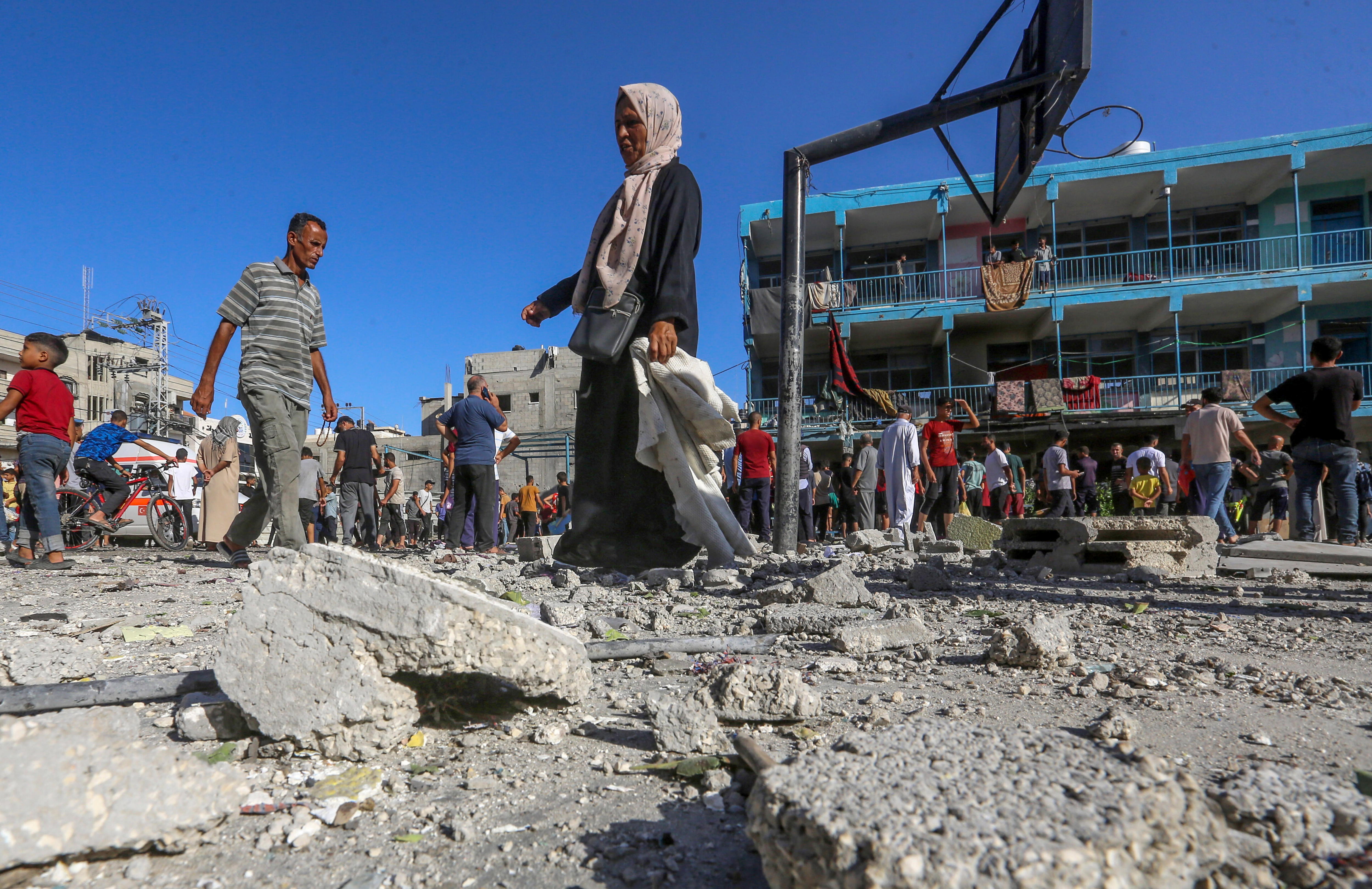 Palestinos inspeccionan los escombros de una escuela destruida gestionada por la UNRWA, una escuela convertida en refugio conocida como al-Jaouni, tras un ataque aéreo israelí en el campo de refugiados de Al-Nuseirat, en el centro de la Franja de Gaza, 11 de septiembre de 2024.