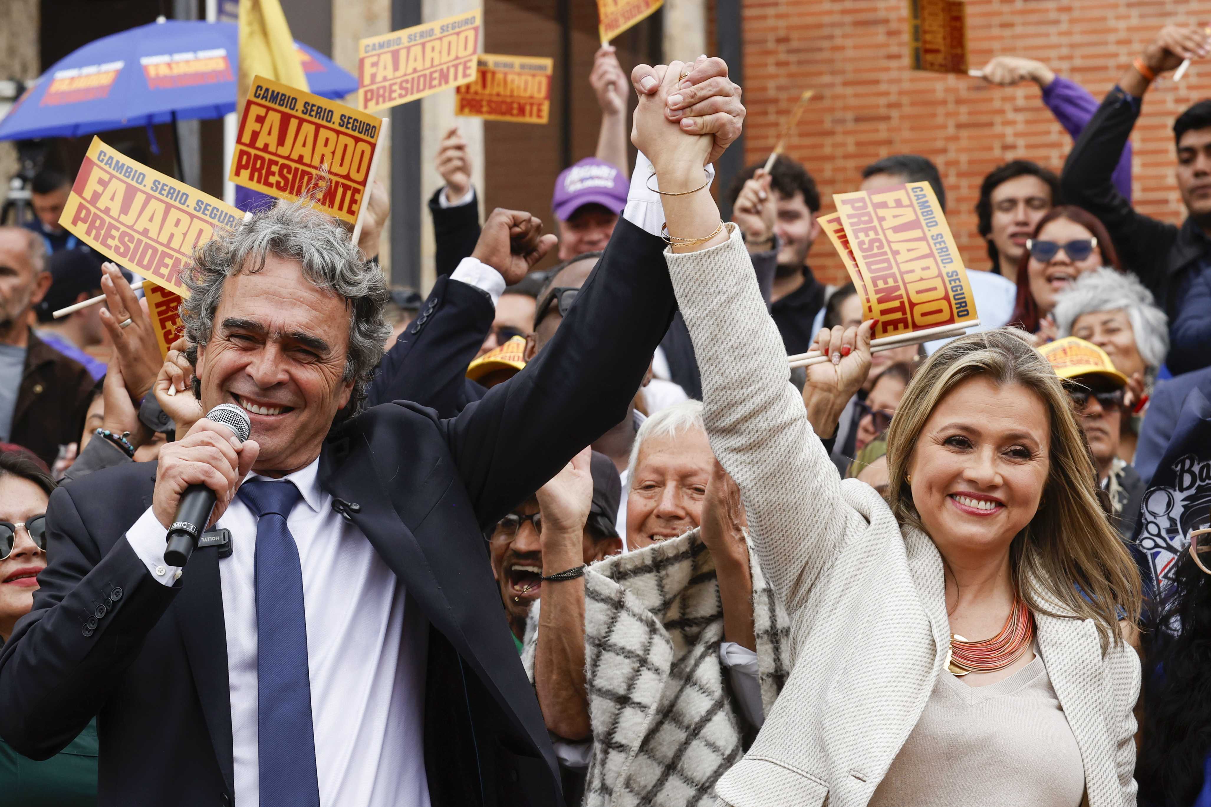 AME3687. BOGOTÁ (COLOMBIA), 13/03/2026.- El candidato presidencial, Sergio Fajardo (i), reacciona junto a su fórmula presidencial, Edna Bonilla, durante la inscripción de su candidatura a la Presidencia de Colombia este viernes, en la Registraduría Nacional del Estado Civil en Bogotá (Colombia). EFE/ Mauricio Dueñas Castañeda
