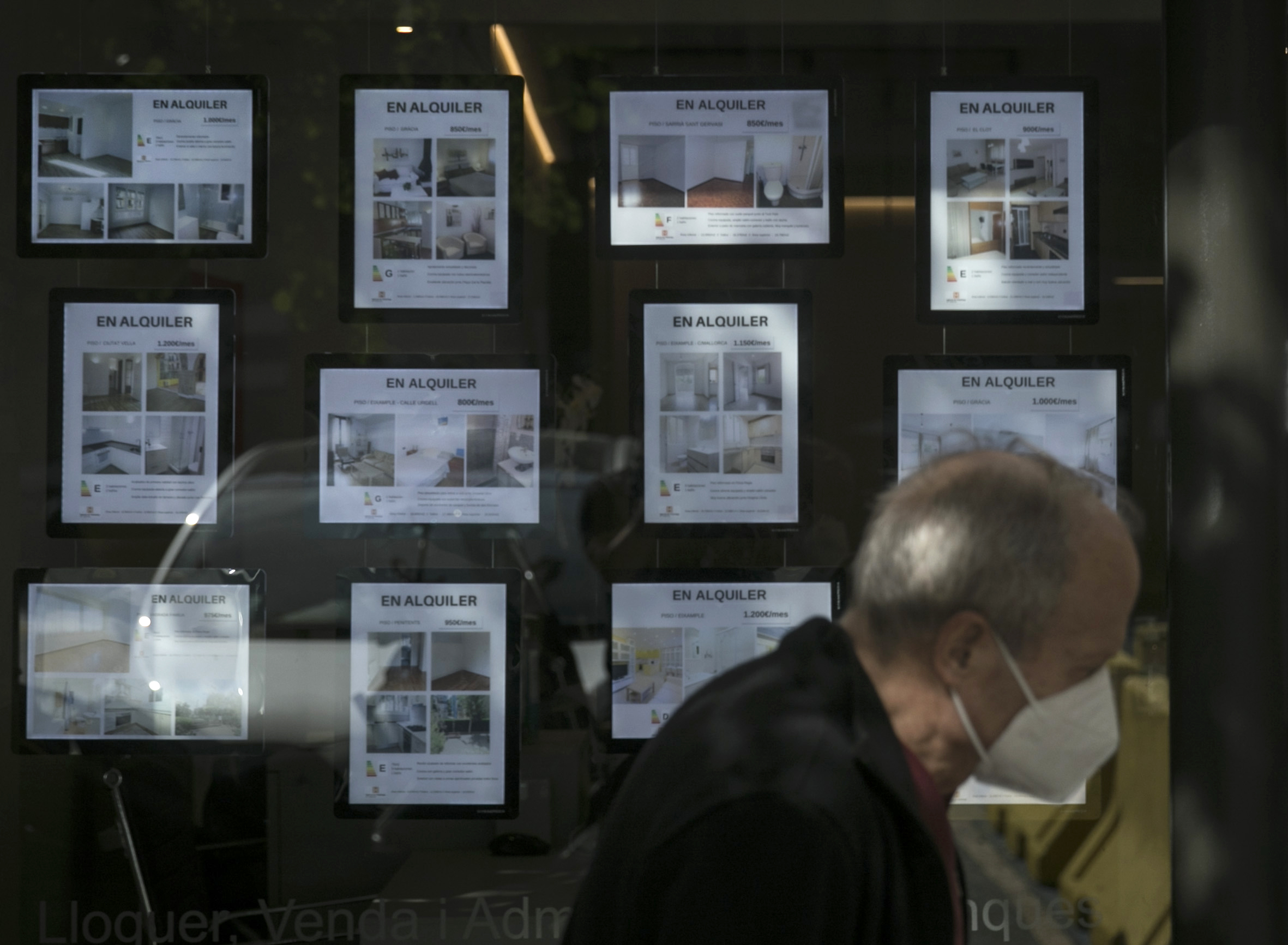 Los promotores piden a la administración que alquile para vivienda social los pisos de los fondos de inversión