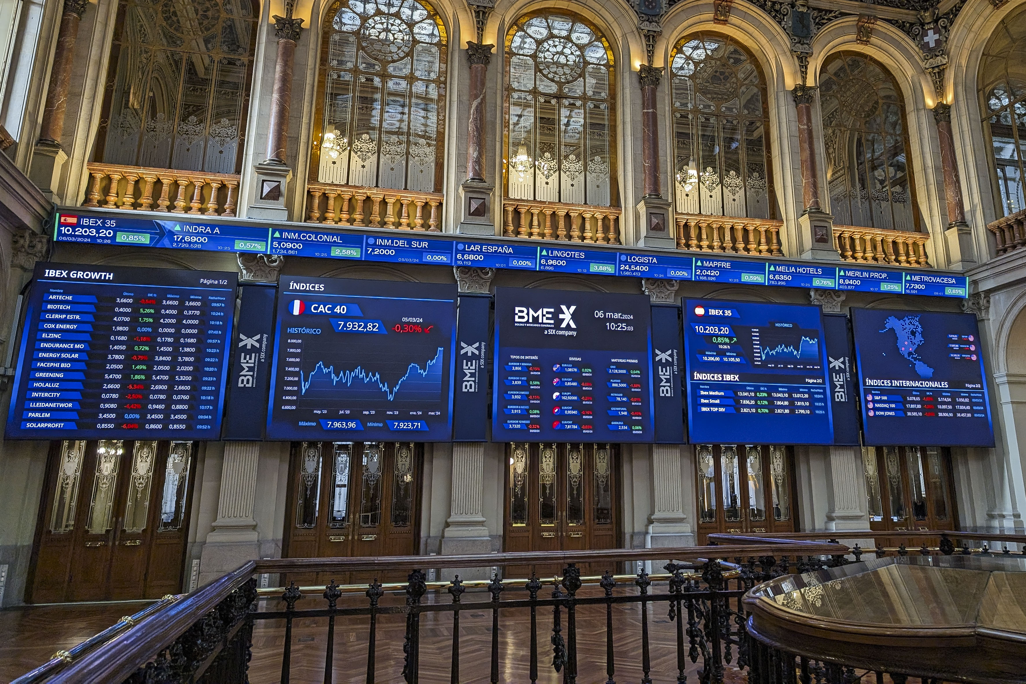 Varios paneles y monitores muestran en el parqué madrileño la evolución de la Bolsa española.