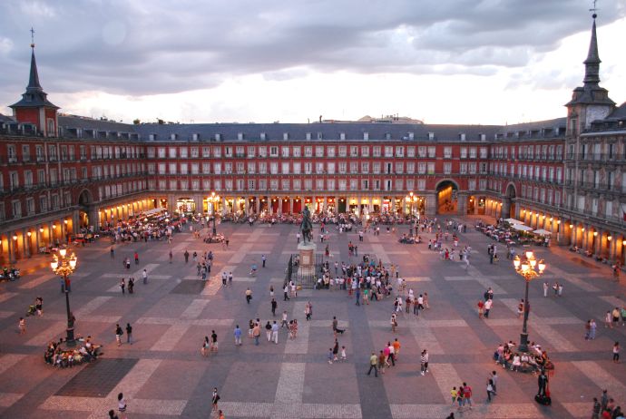 La Plaza Mayor de Madrid al anochecer.