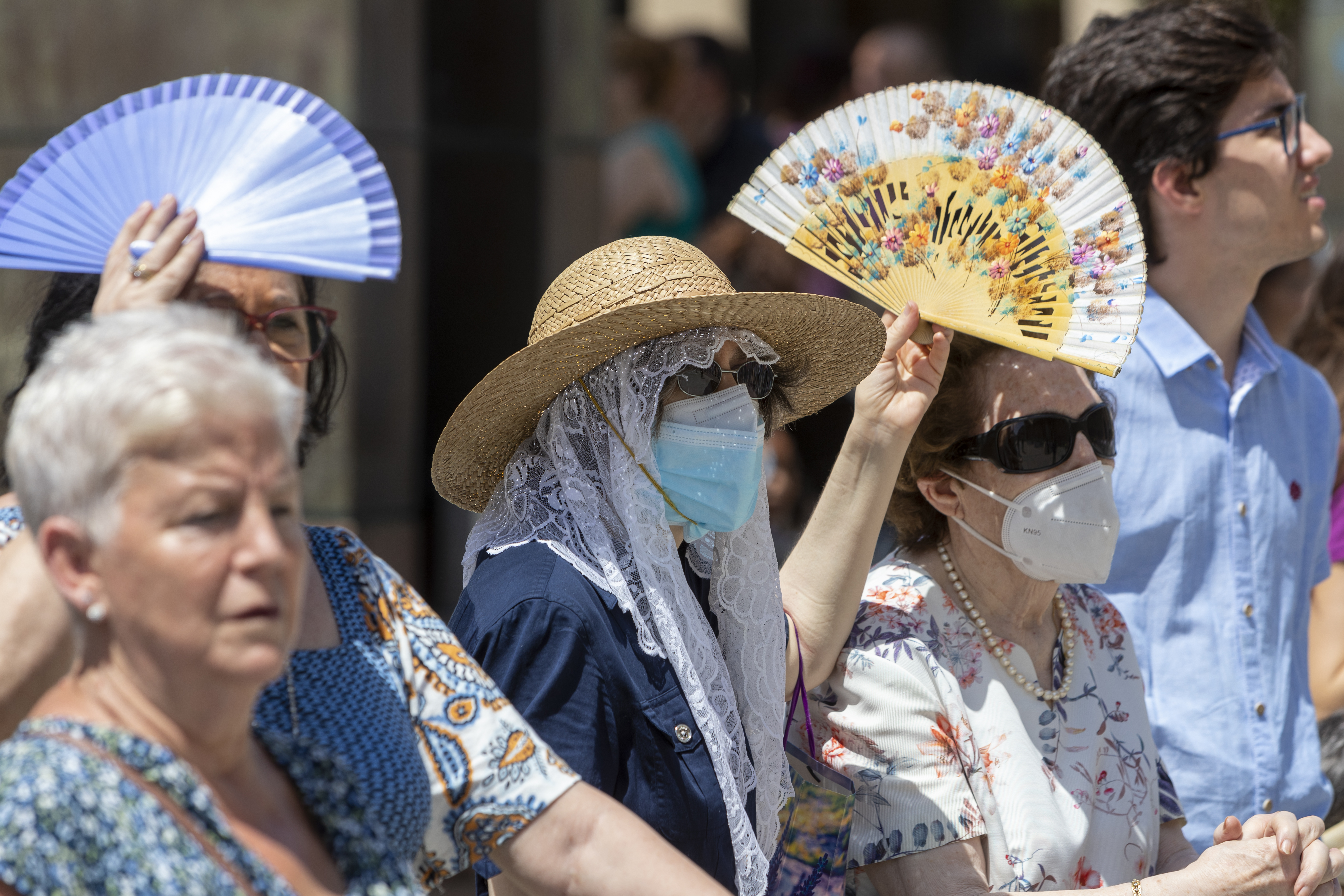 Unas mujeres se protegen del calor en Zaragoza, el pasado 19 de junio.