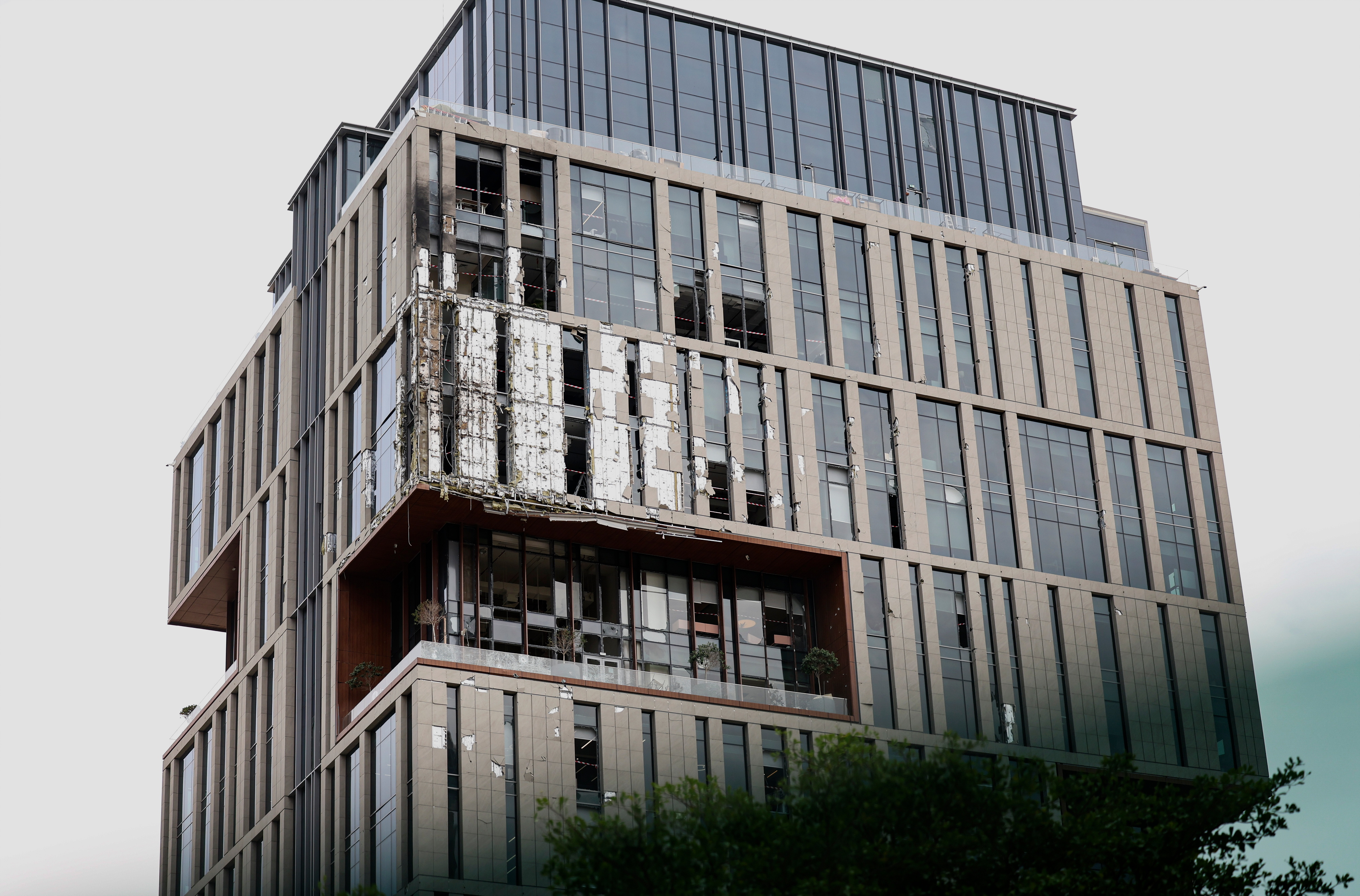 DUBAI (United Arab Emirates), 13/03/2026.- A view of the damaged part of one of the buildings of Dubai International Financial Centre (DIFC) caused by debris from an interception of an Iranian drone attack in Dubai, United Arab Emirates, 13 March 2026. (Emiratos Árabes Unidos) EFE/EPA/STRINGER