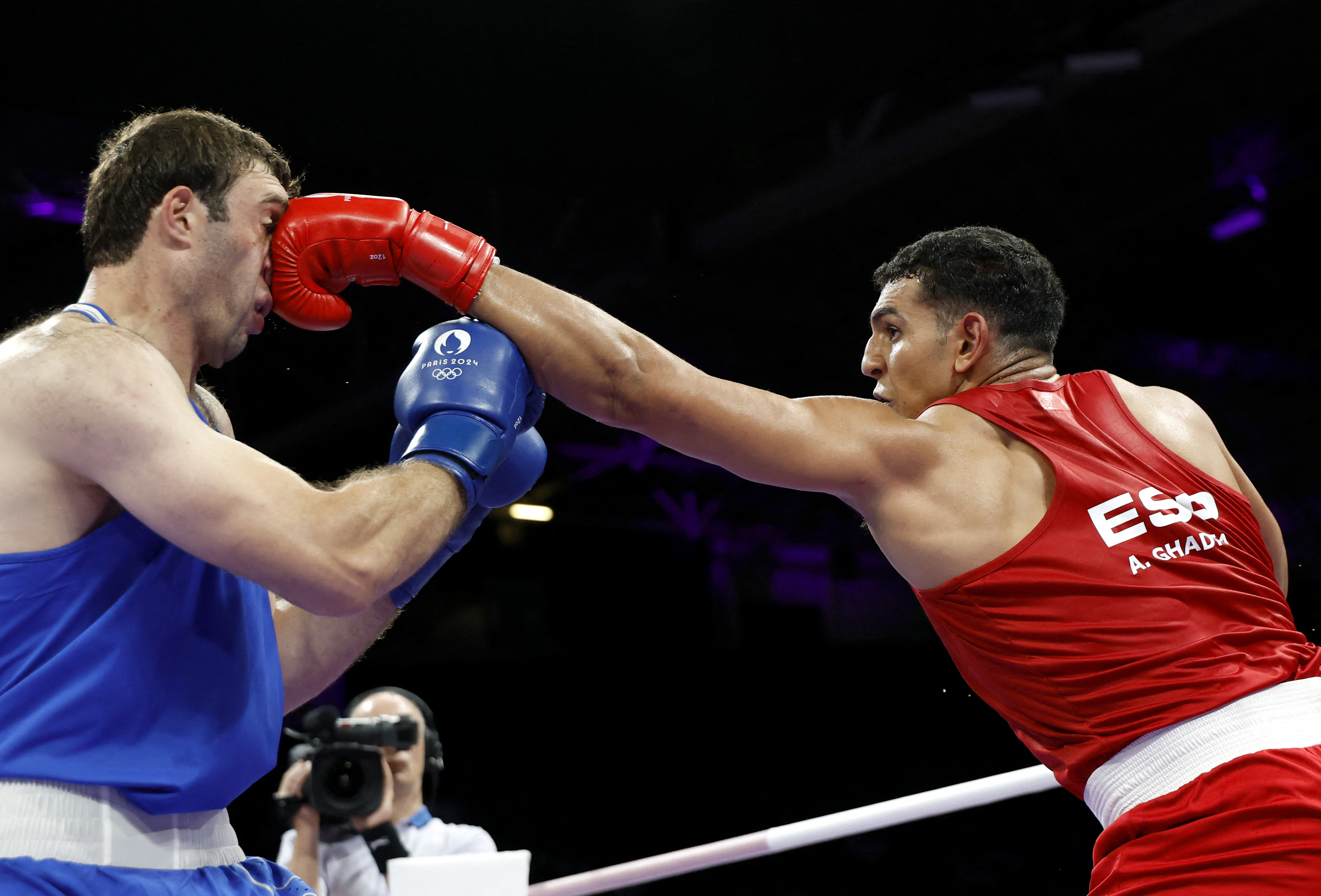 Paris 2024 Olympics - Boxing - Men's +92kg - Quarterfinal - North Paris Arena, Villepinte, France - August 02, 2024. Ayoub Ghadfa Drissi El Aissaoui of Spain in action with Davit Chaloyan of Armenia. REUTERS/Peter Cziborra