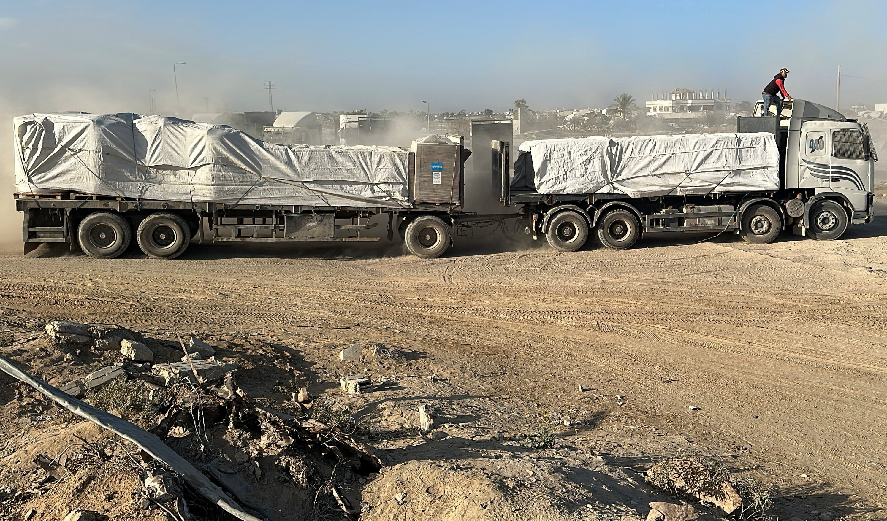 A truck carries aid for Palestinians, amid a ceasefire between Israel and Hamas in Gaza, in Khan Younis, in the southern Gaza Strip, October 21, 2025. REUTERS/Stringer