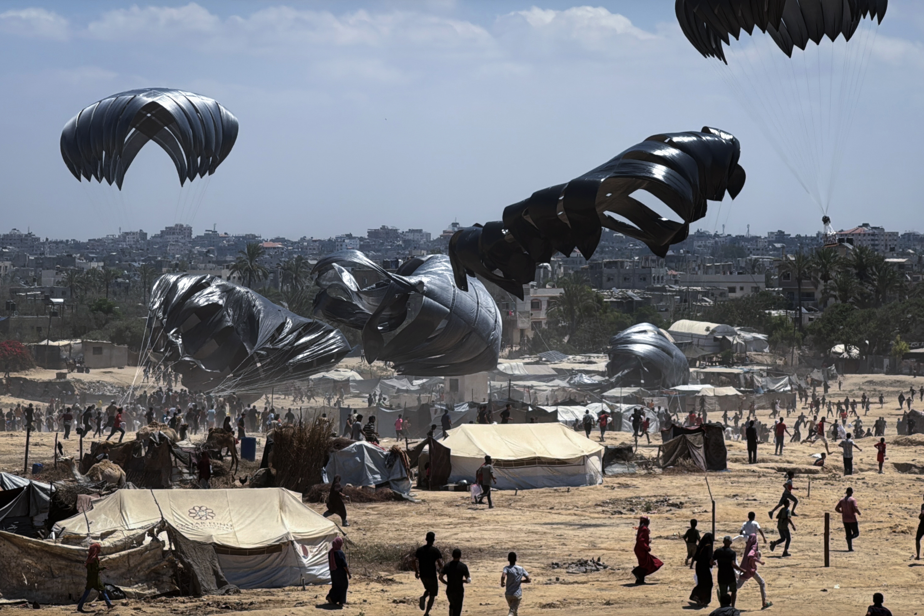 August 4, 2025, Dair El-Balah, Gaza Strip, Palestinian Territory: Humanitarian aid supplies are airdropped by military cargo planes over the western part of Deir al-Balah, in Al-Zawayda, Gaza, on August 04, 2025. The aid parcels were collected from the ground by civilians gathered in the area
Europa Press/Contacto/Ahmed Ibrahim
04/08/2025 ONLY FOR USE IN SPAIN