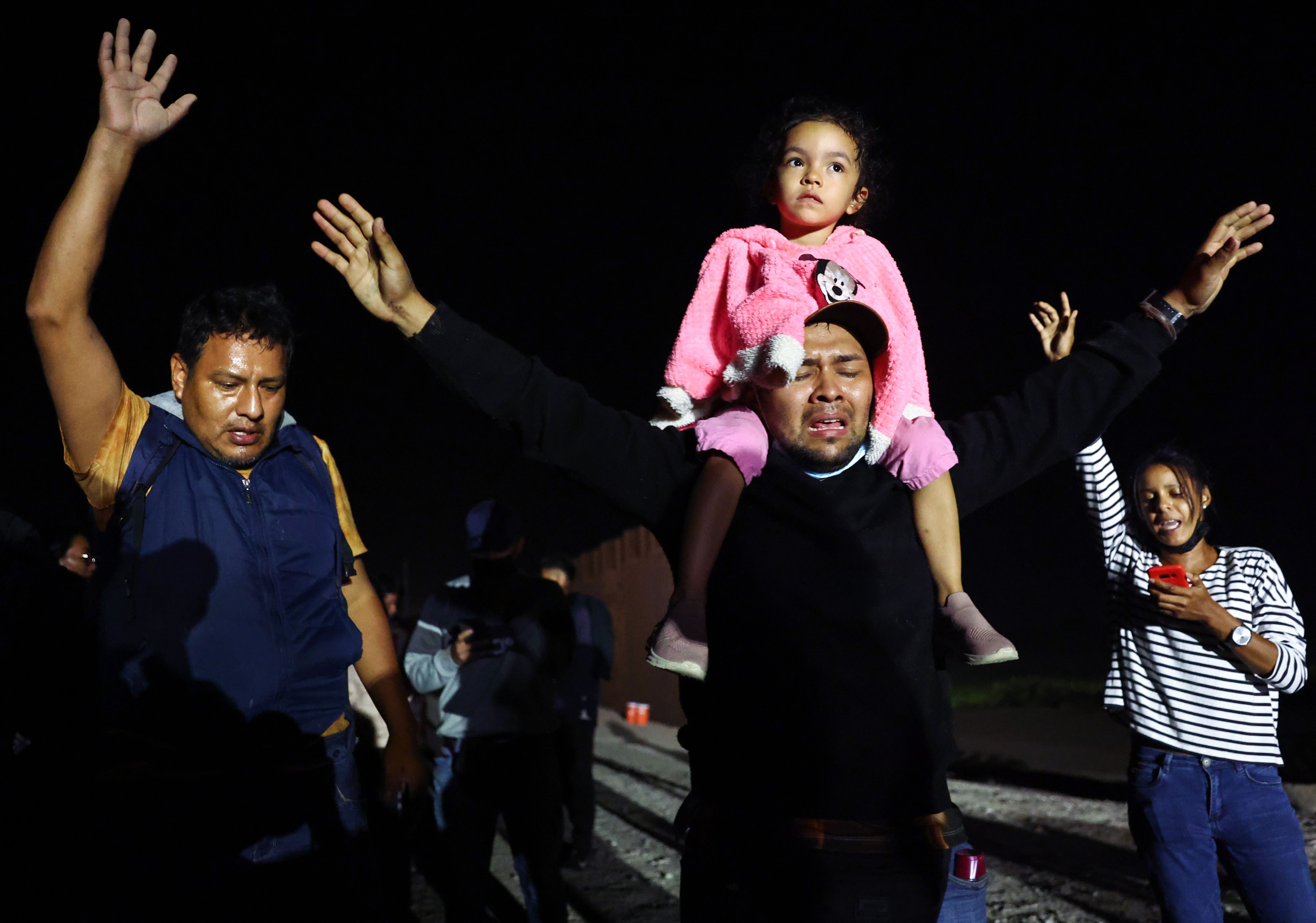 La decisión de EE UU de mantener las expulsiones de migrantes en caliente agrava el limbo en la frontera