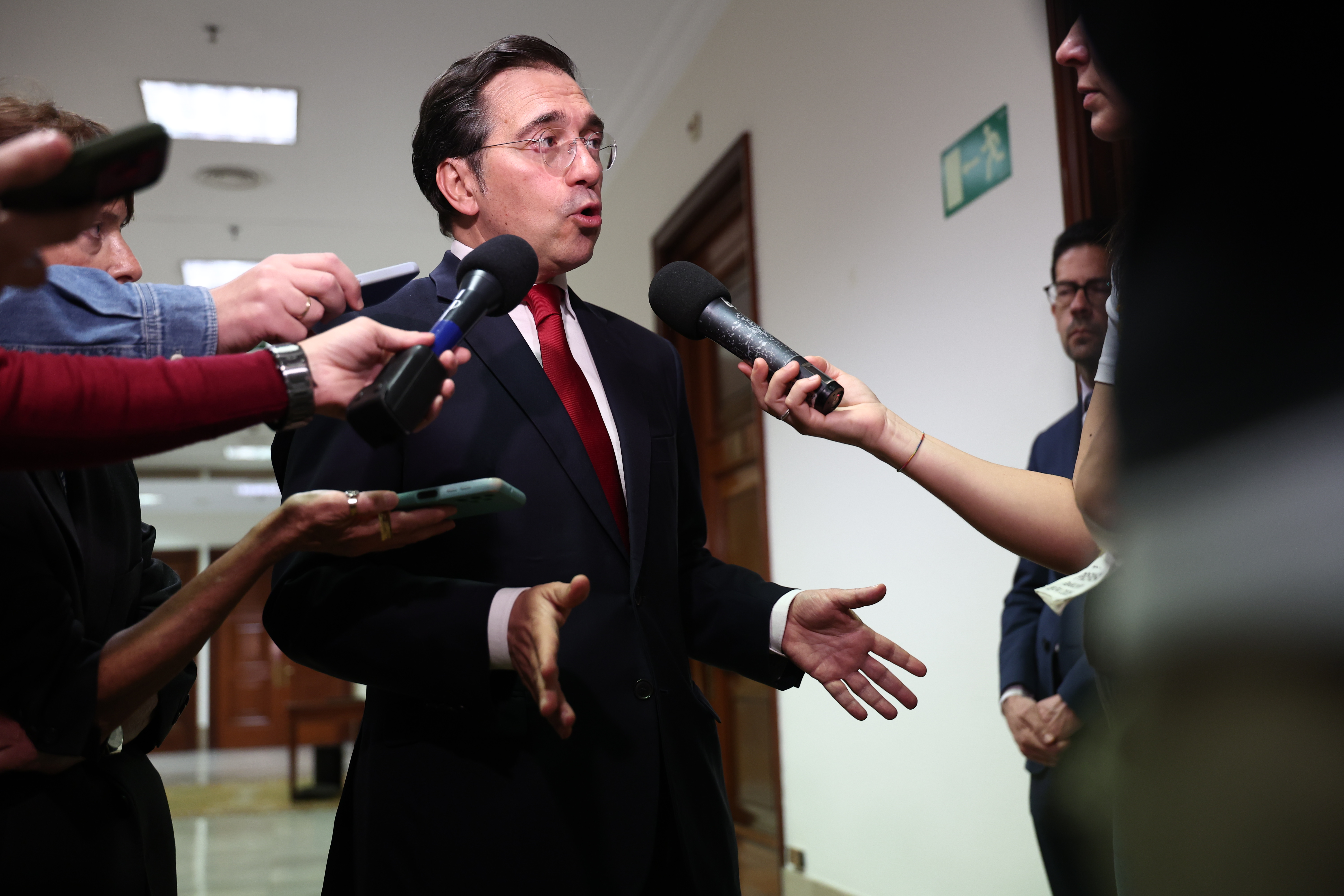 El ministro de Asuntos Exteriores, Unión Europea y Cooperación, José Manuel Albares, atiende a los medios a su llegada a la Comisión de Asuntos Exteriores, en el Congreso, este jueves.