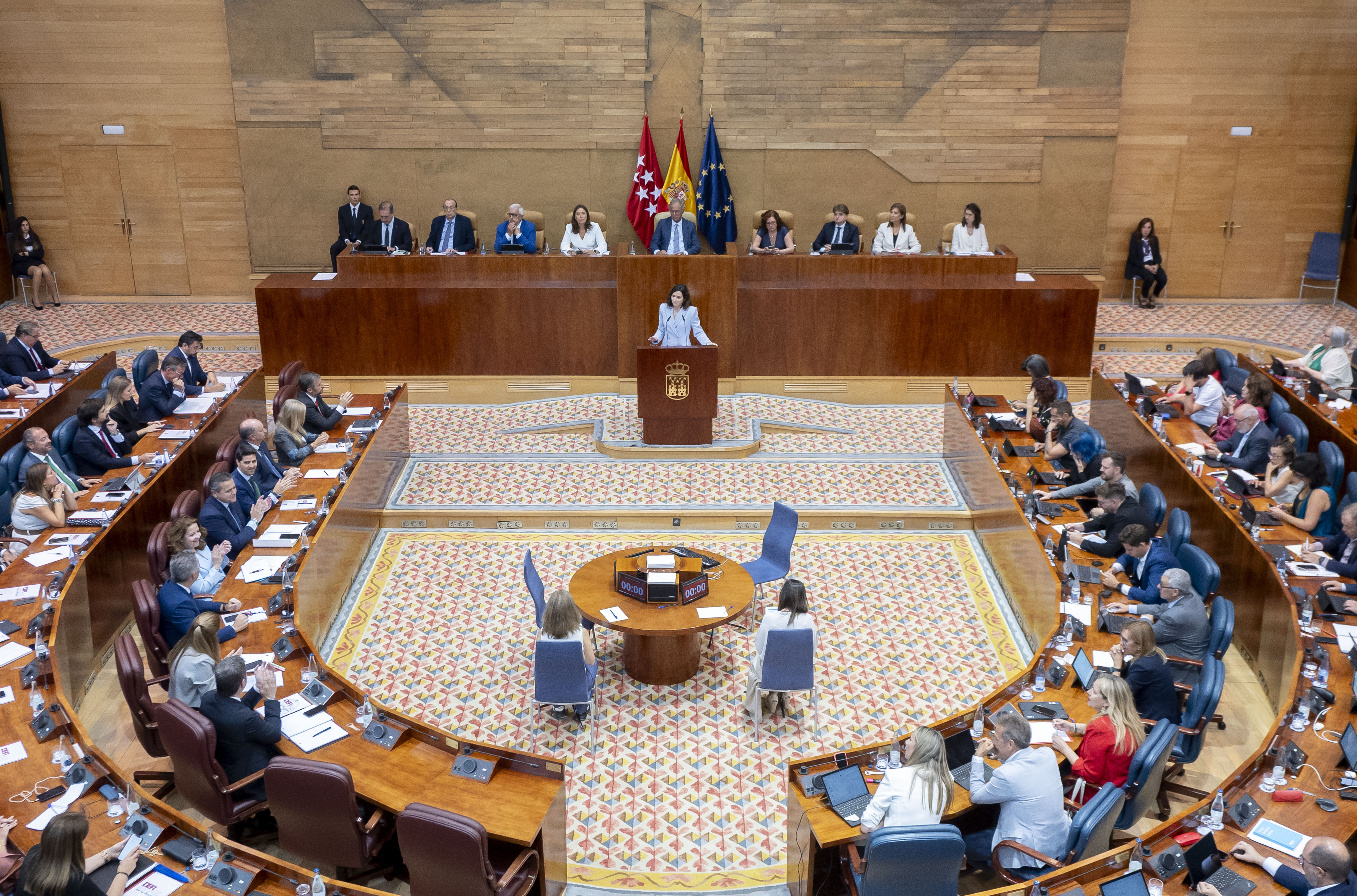 La presidenta de la Comunidad de Madrid, Isabel Díaz Ayuso (c), interviene durante el Debate sobre el Estado de la Región, en la Asamblea de Madrid, a 11 de septiembre de 2025, en Madrid (España). La Asamblea de Madrid acoge hoy y mañana, 11 y 12 de septiembre, el Debate sobre el Estado de la Región, que da inicio al año parlamentario y supone el reencuentro de la presidenta de la Comunidad de Madrid con la oposición. El debate está marcado por la crisis en Gaza y la migración.
11 SEPTIEMBRE 2025;AYUSO;ISABEL DÍAZ AYUSO;PRESIDENTA;PRESIDENTA DE MADRID;OPOSICIÓN;VOX;PSOE;MADRID;DEBATE;ESTADO DE LA REGIÓN;GAZA;MIGRACIÓN;ASAMBLEA
Alberto Ortega / Europa Press
11/09/2025