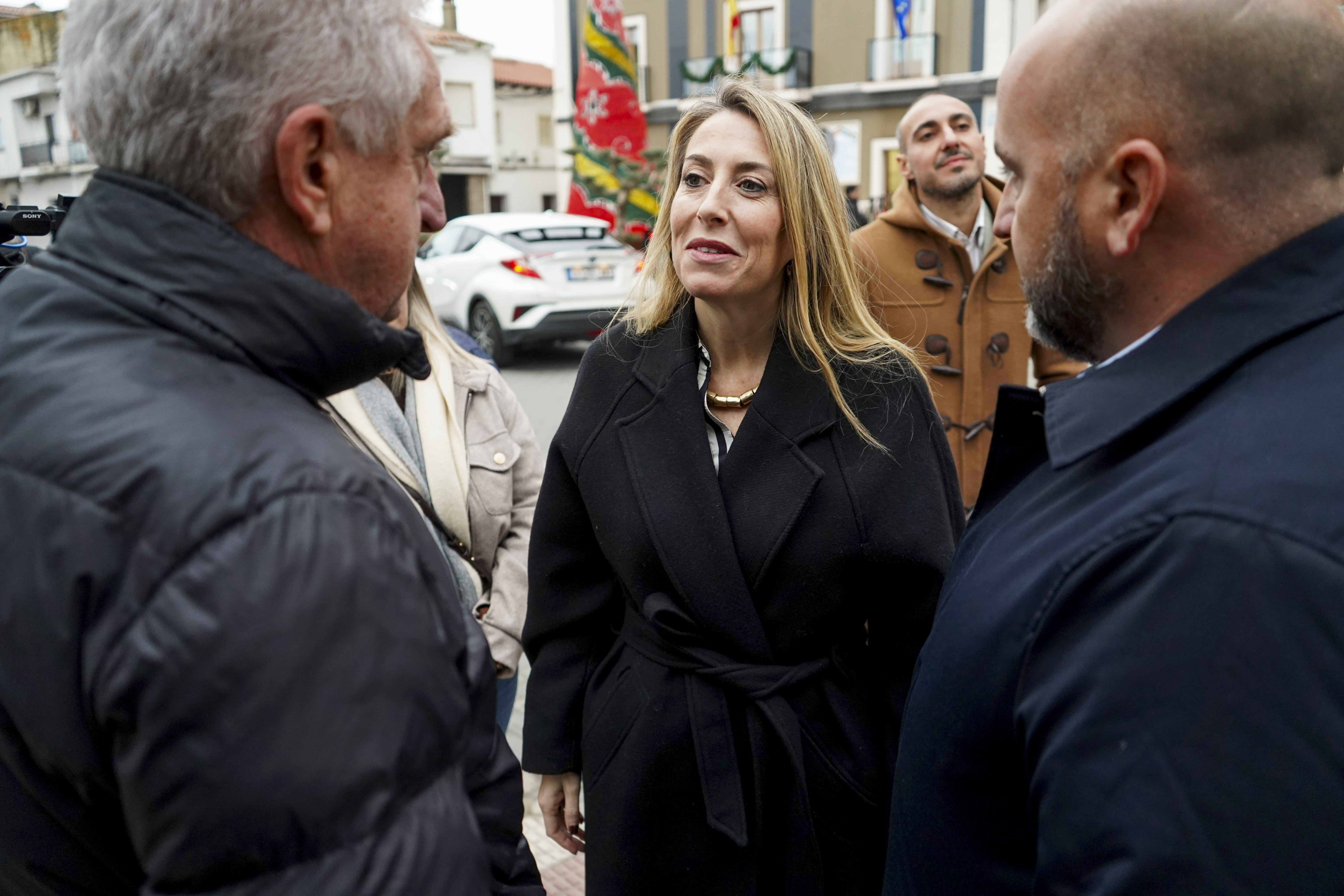 La presidenta de la Junta de Extremadura y candidata a la reelección por el PP, María Guardiola, este viernes en Talayuela (Cáceres), antes de comenzar una ruta de encuentros por localidades a modo de cierre de campaña. 