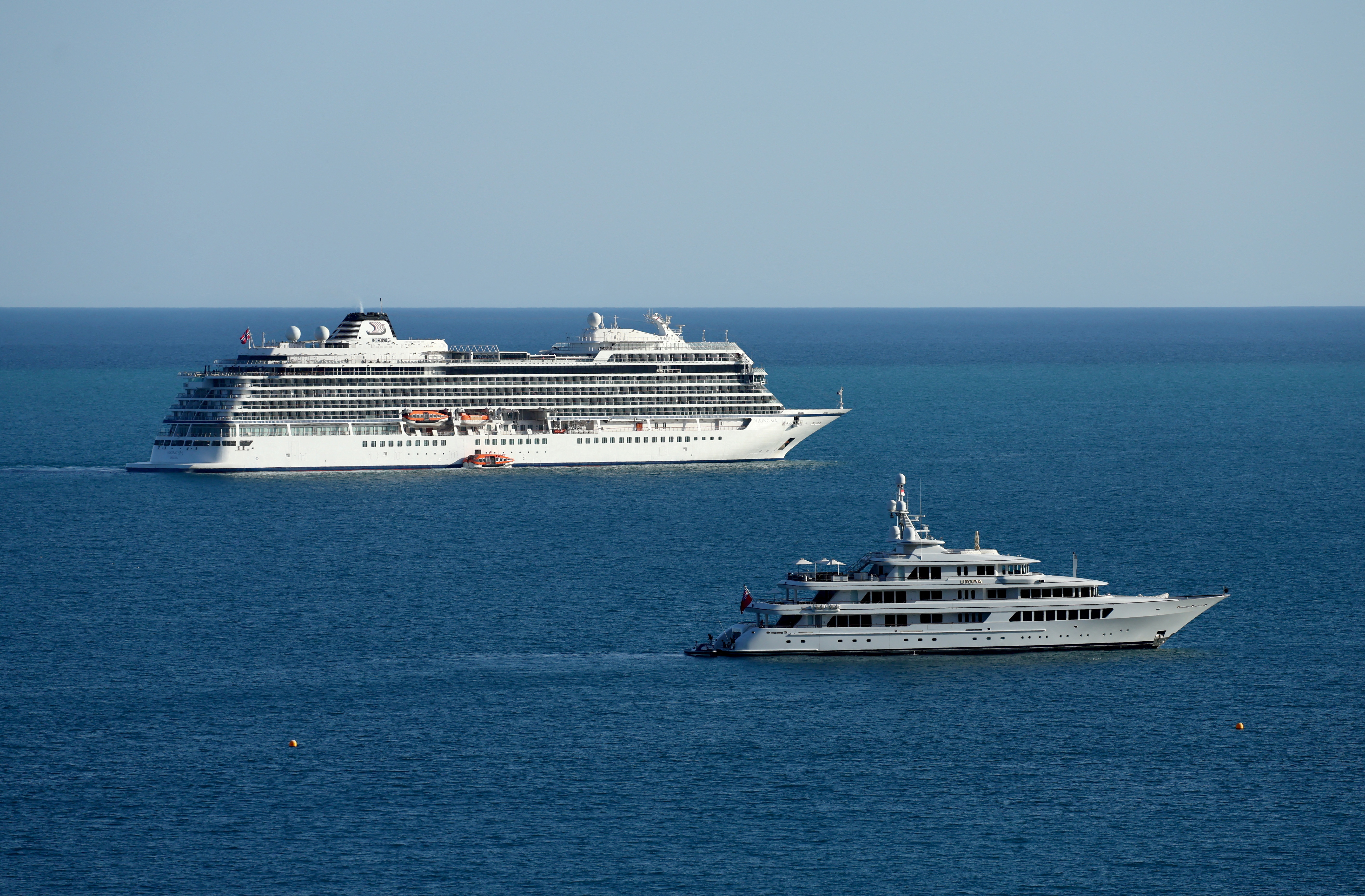 El crucero Viking Sea (al fondo), en el Mediterráneo frente a Montecarlo, este mes.