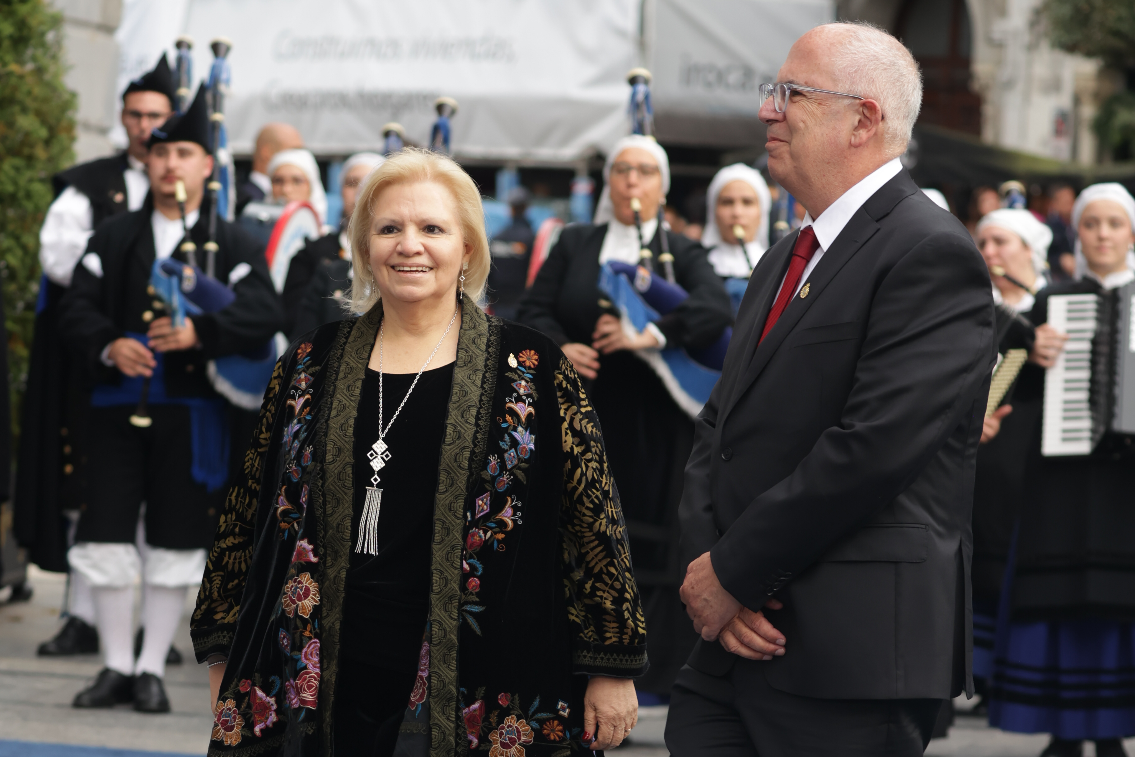 Antonio Saborit, director del Museo Nacional de Antropología de México, y Madelein Bremond, presidenta del Patronato, Premio Princesa de Asturias de la Concordia, a su llegada al Teatro Campoamor para asistir a la ceremonia de entrega de los 'Premios Princesa de Asturias 2025'