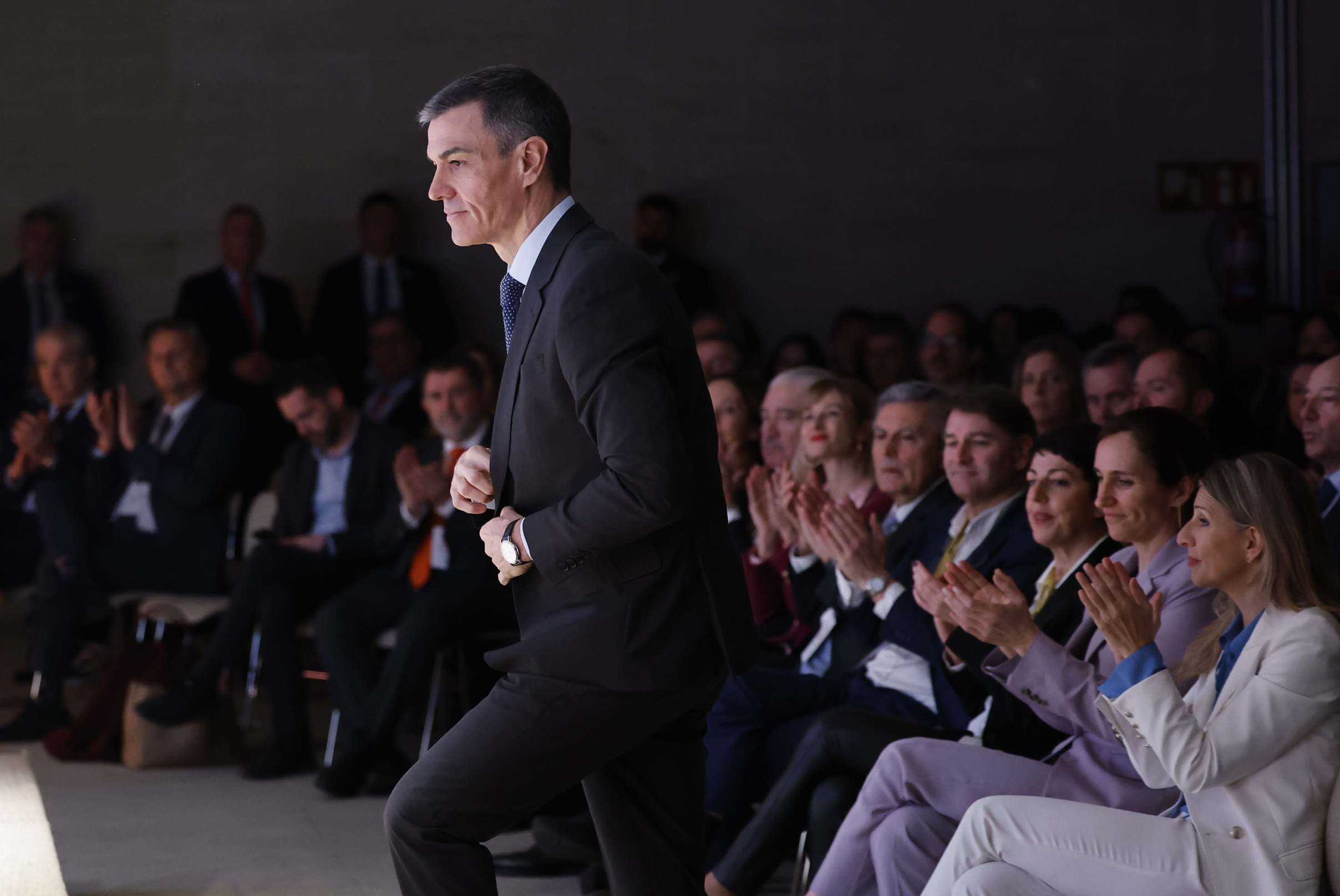 MADRID, 26/03/2026.- El presidente del Gobierno, Pedro Sánchez, se dirige a intervenir en el VI Foro Económico que organiza eldiario.es en el Colegio de Arquitectos de Madrid este jueves. EFE/ Mariscal
