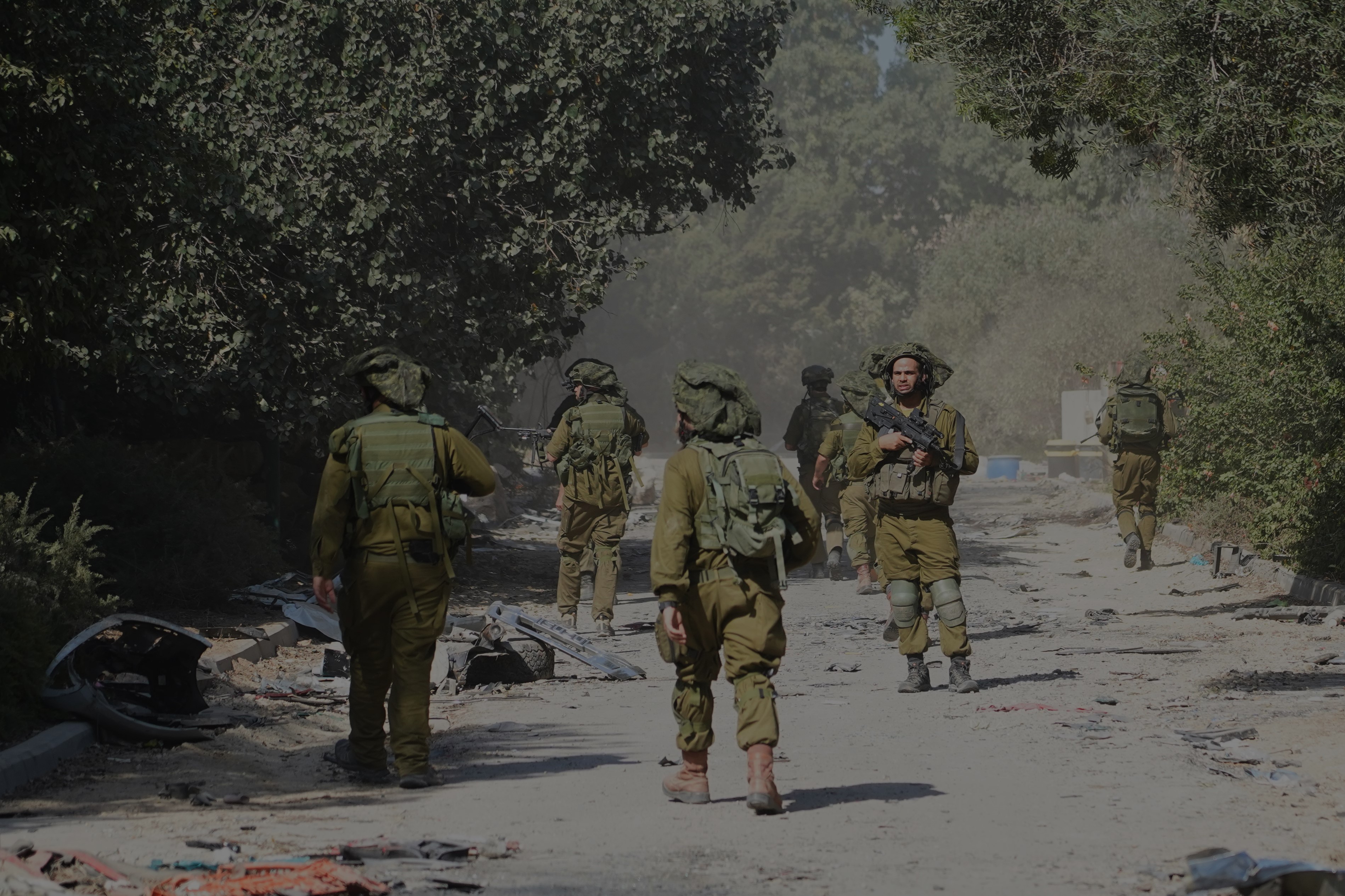Tropas israelenses patrulham o interior do Kibutz Beeri, uma das comunidades atacadas pelo Hamas no dia 7.