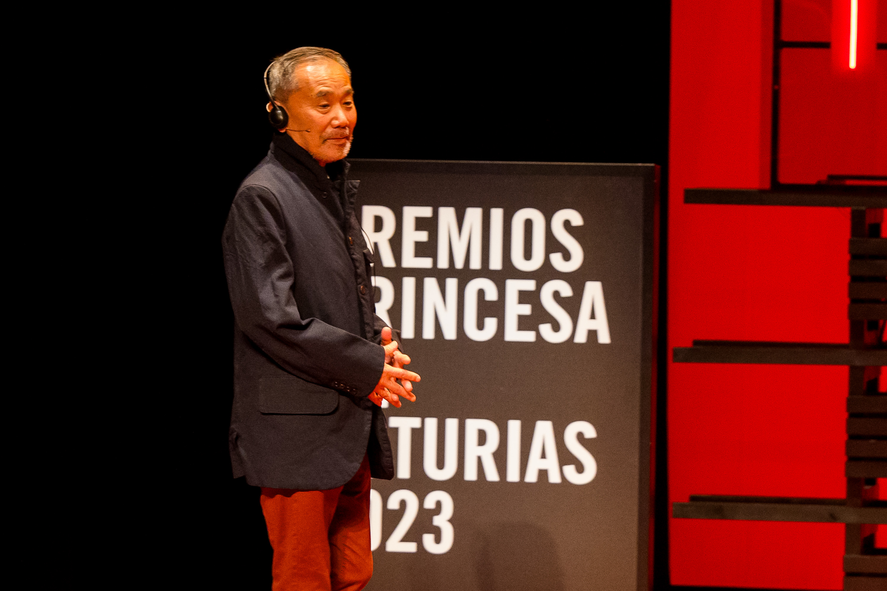 Murakami no tuvo tiempo de correr en Gijón: las diez claves de un movimiento unipersonal