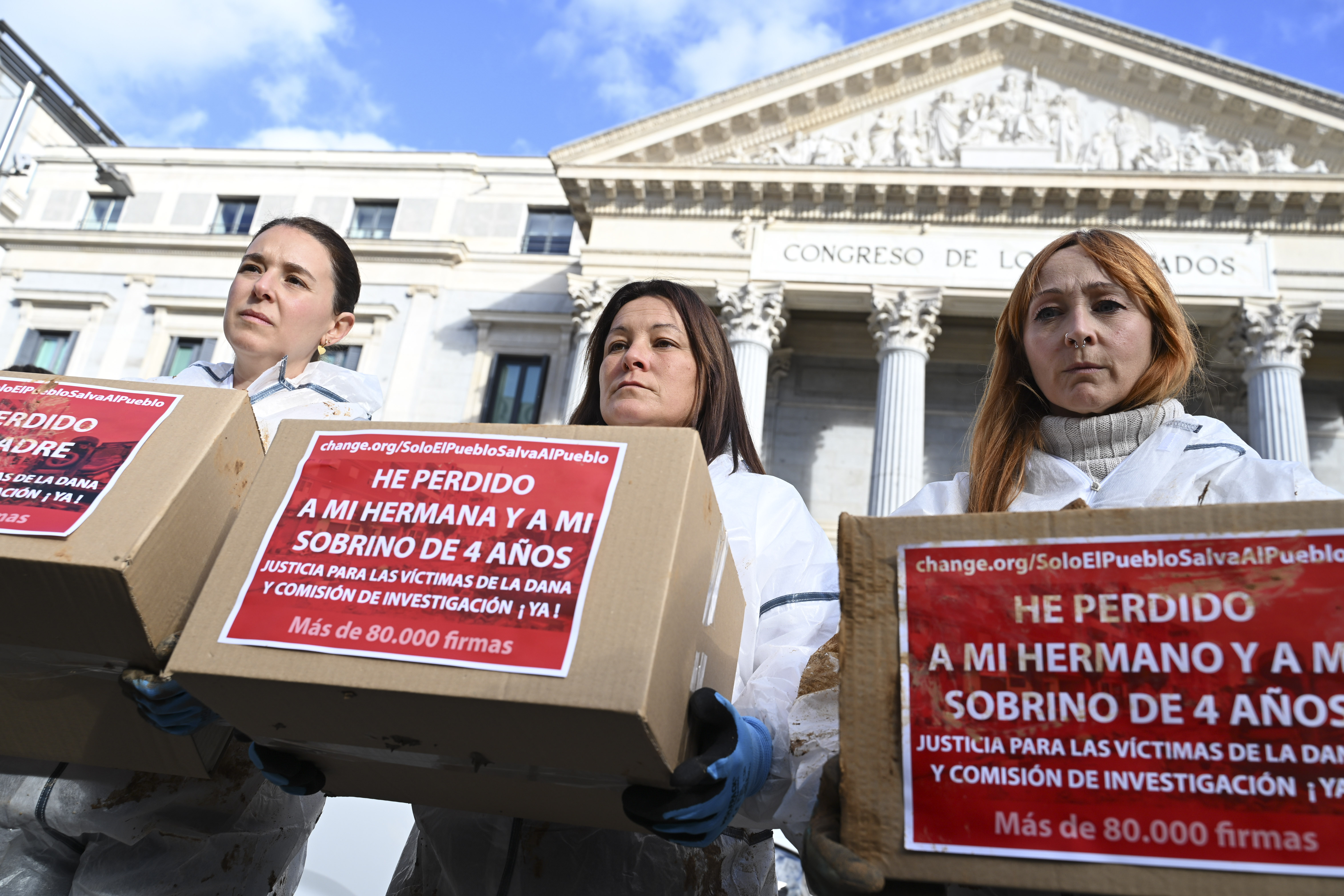 MADRID, 12/12/2024.- Familiares de fallecidos en la dana entregan este jueves en el Congreso de los Diputados ms de 65.000 firmas recogidas en las ltimas dos semanas pidiendo justicia para las vctimas y que se abra una comisin de investigacin por la gestin de la catstrofe. EFE/ Fernando Villar
