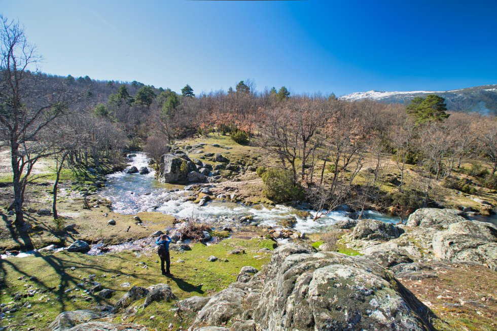 Imagen de un tramo de la ruta de la cascada del purgatorio, que forma el arroyo del Aguilón, en Rascafría, en la Comunidad de Madrid.