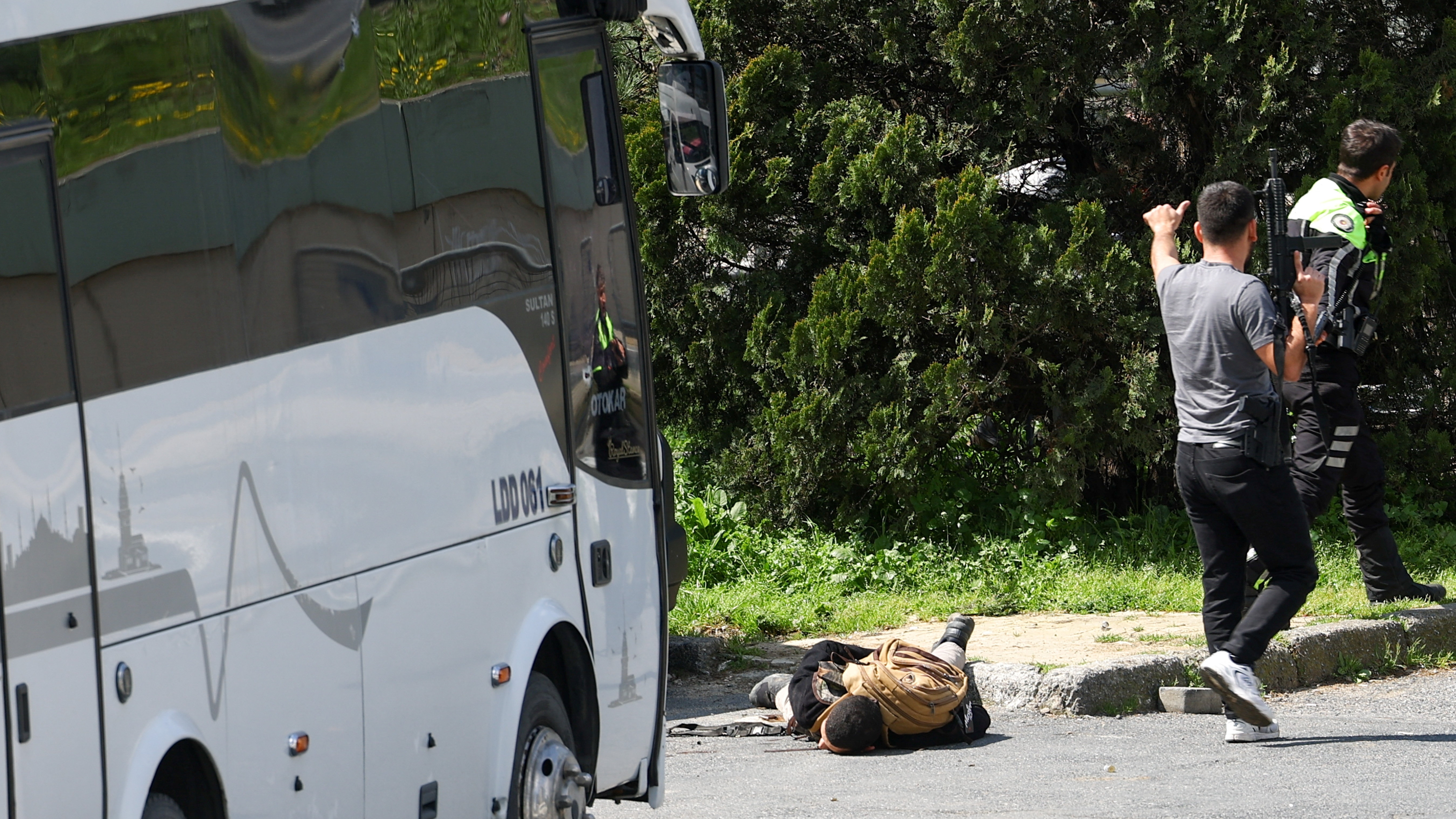 Uno de los hombres abatidos por la policía, este martes cerca del consulado israelí de Estambul.