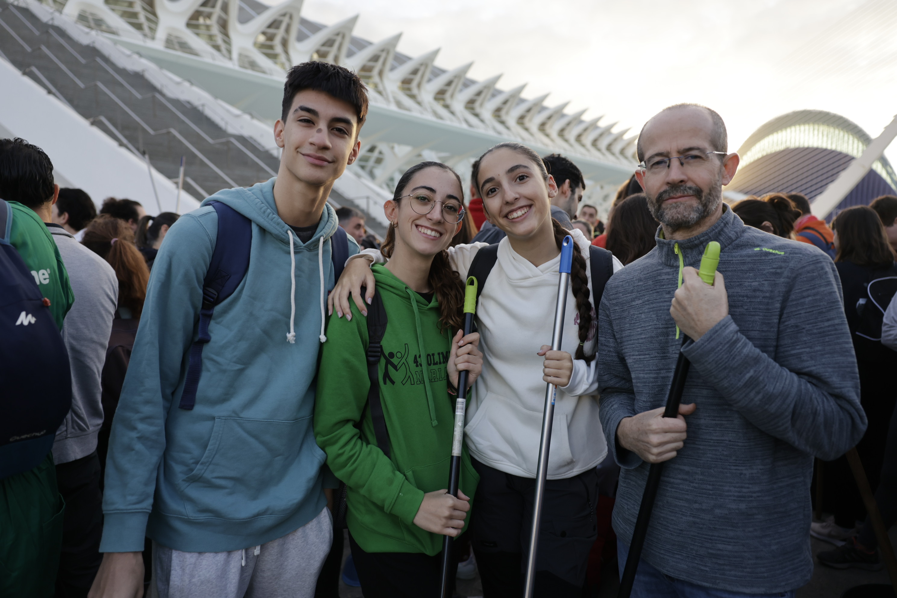 Familias, menores, o compañeros de trabajo entre los voluntarios en Valencia: “Dinero no tenemos, pero manos sí”