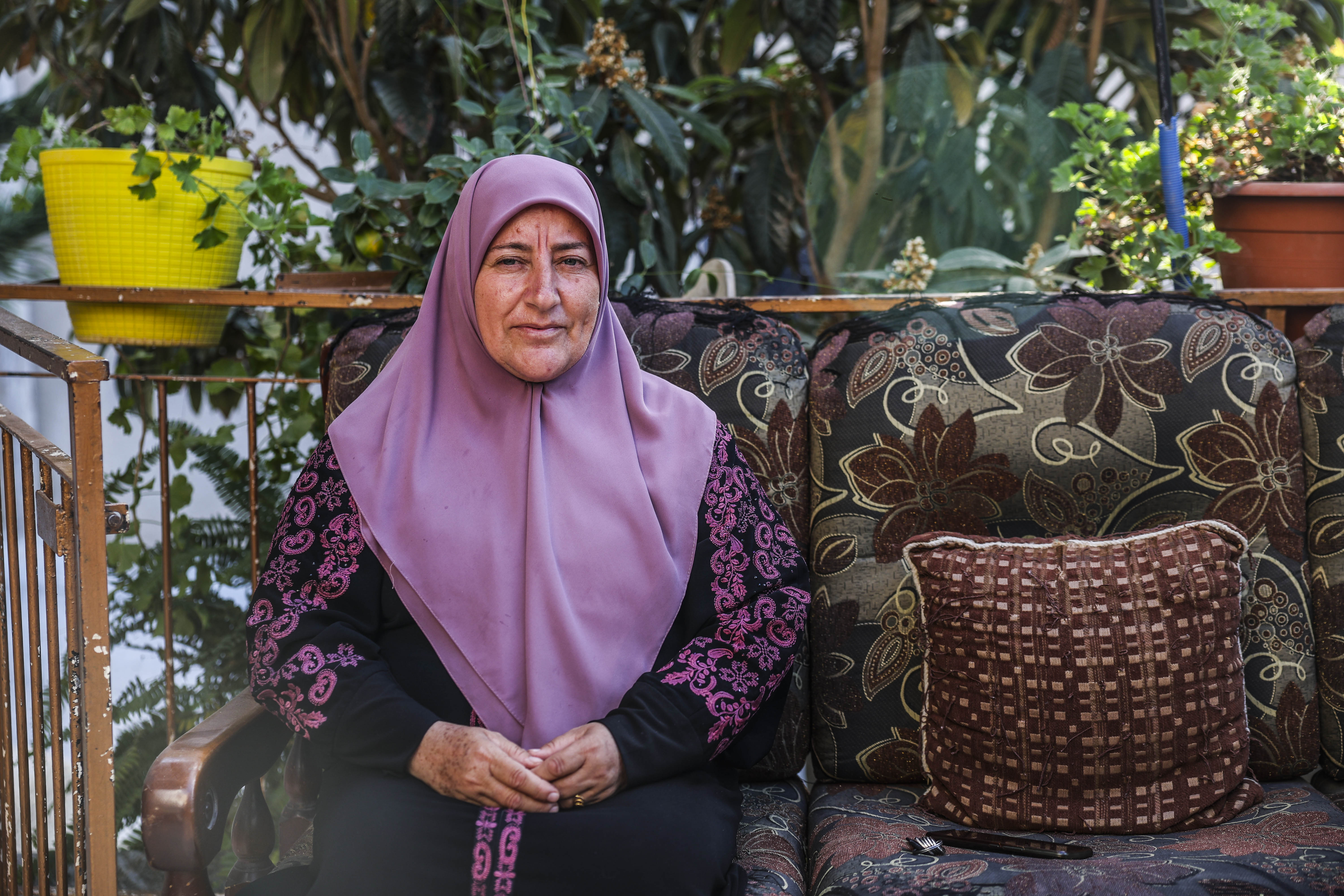 Um Quteiba, hermana del número dos de Hamás, Saleh al Aruri, fotografiada este martes en su casa de Arura, cerca de Ramala, Cisjordania. 