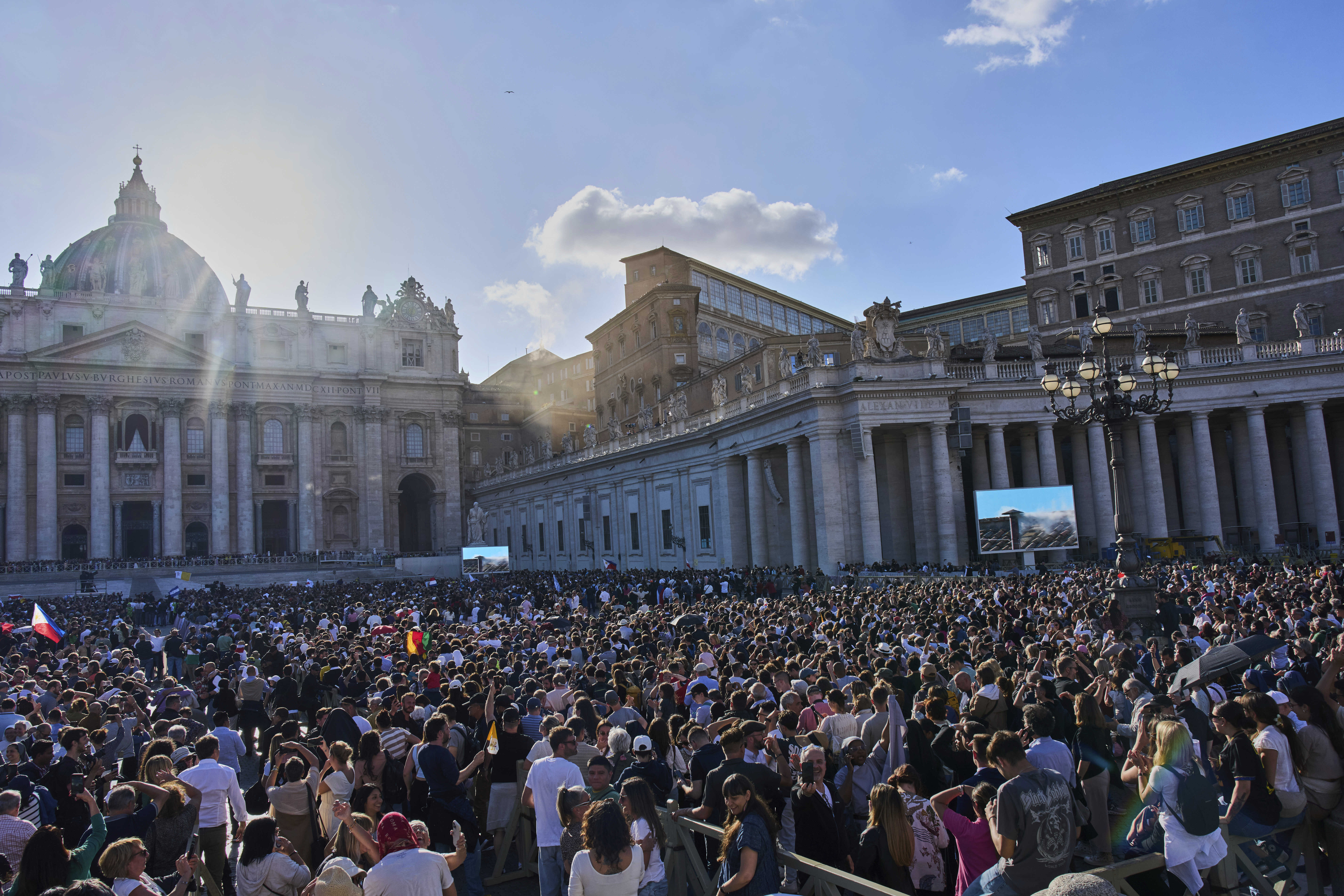 Multitud de personas en la Plaza de San Pedro
