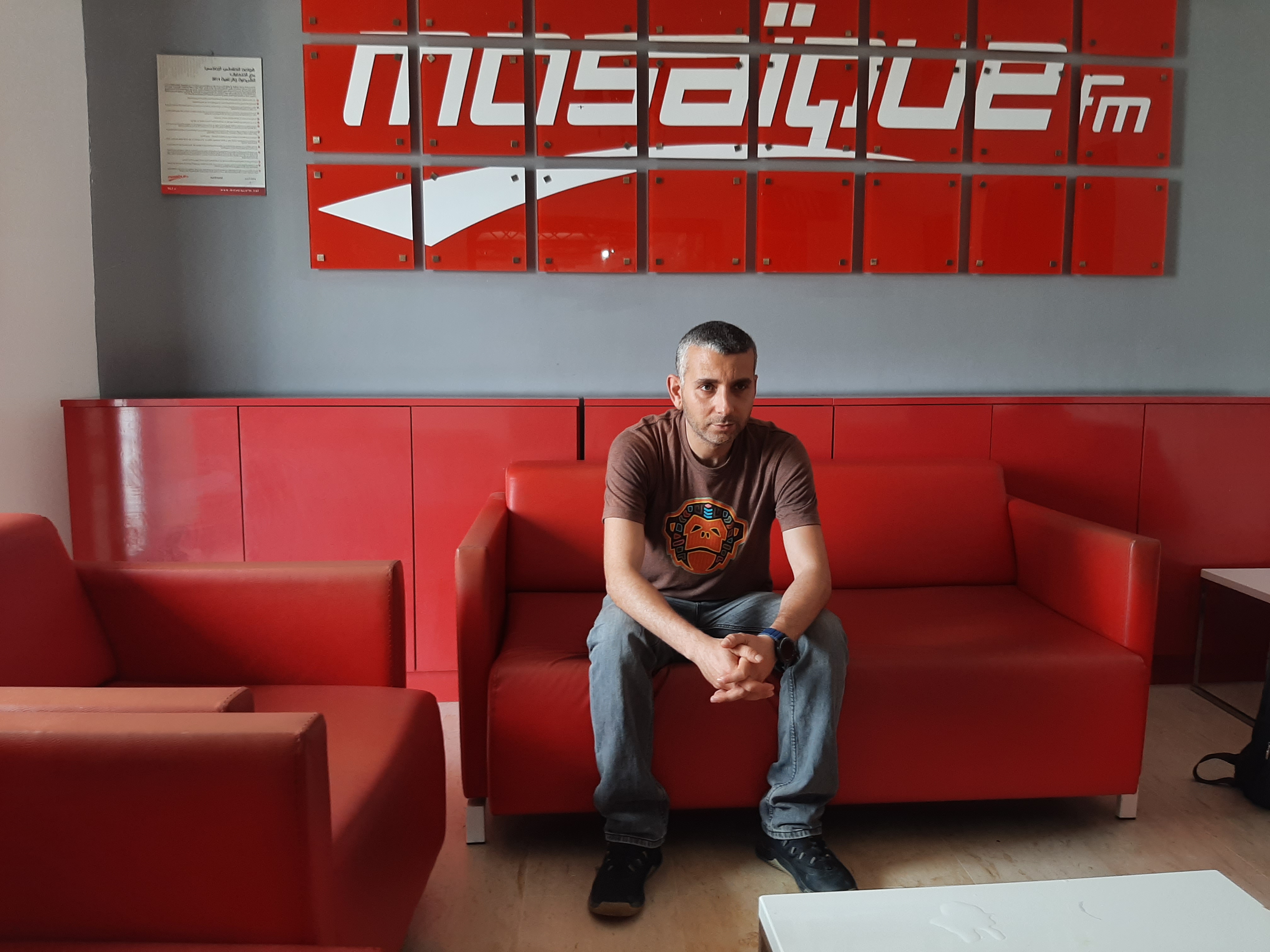 Haythem el Mekki, comentarista político da Rádio Mosaïque, julgado por críticas ao governo, na sede da emissora em Túnis.