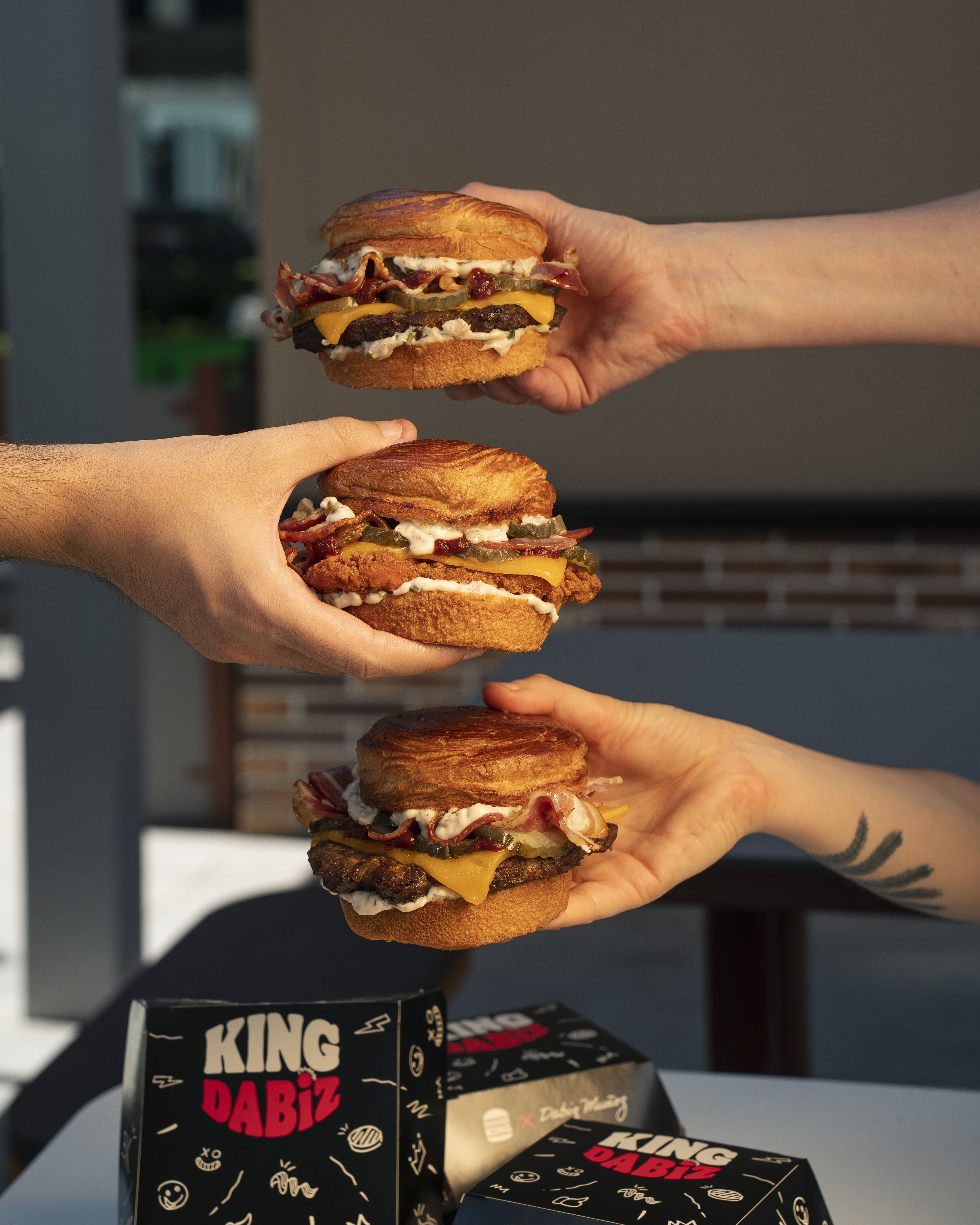 Dabiz Muñoz elabora dos hamburguesas para Burger King