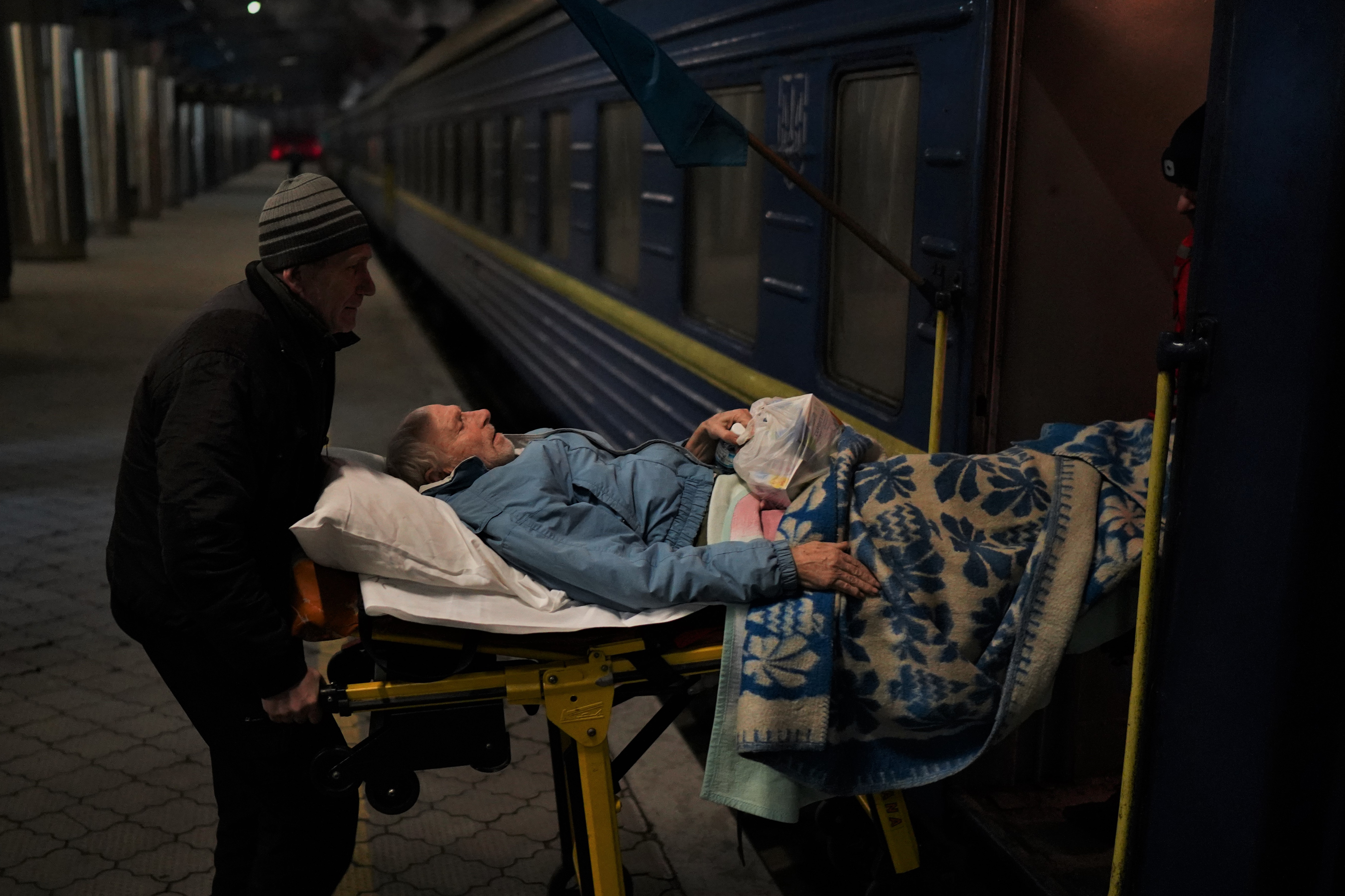 Um civil ferido na cidade sitiada de Bakhmut é evacuado da estação Dnipro no leste da Ucrânia.
