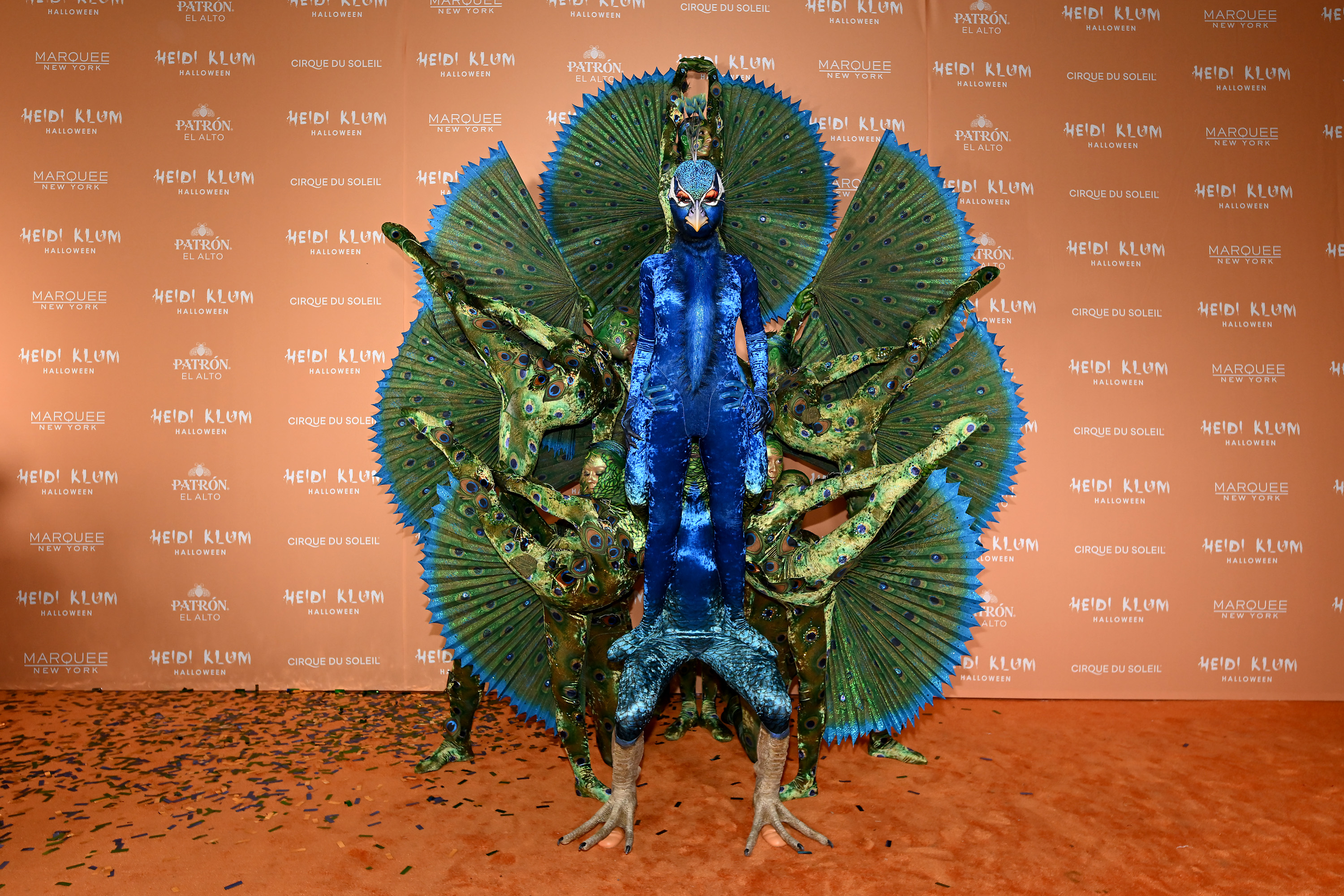 Halloween tiene reina: Heidi Klum asombra con disfraz de pavo real junto al  Cirque du Soleil