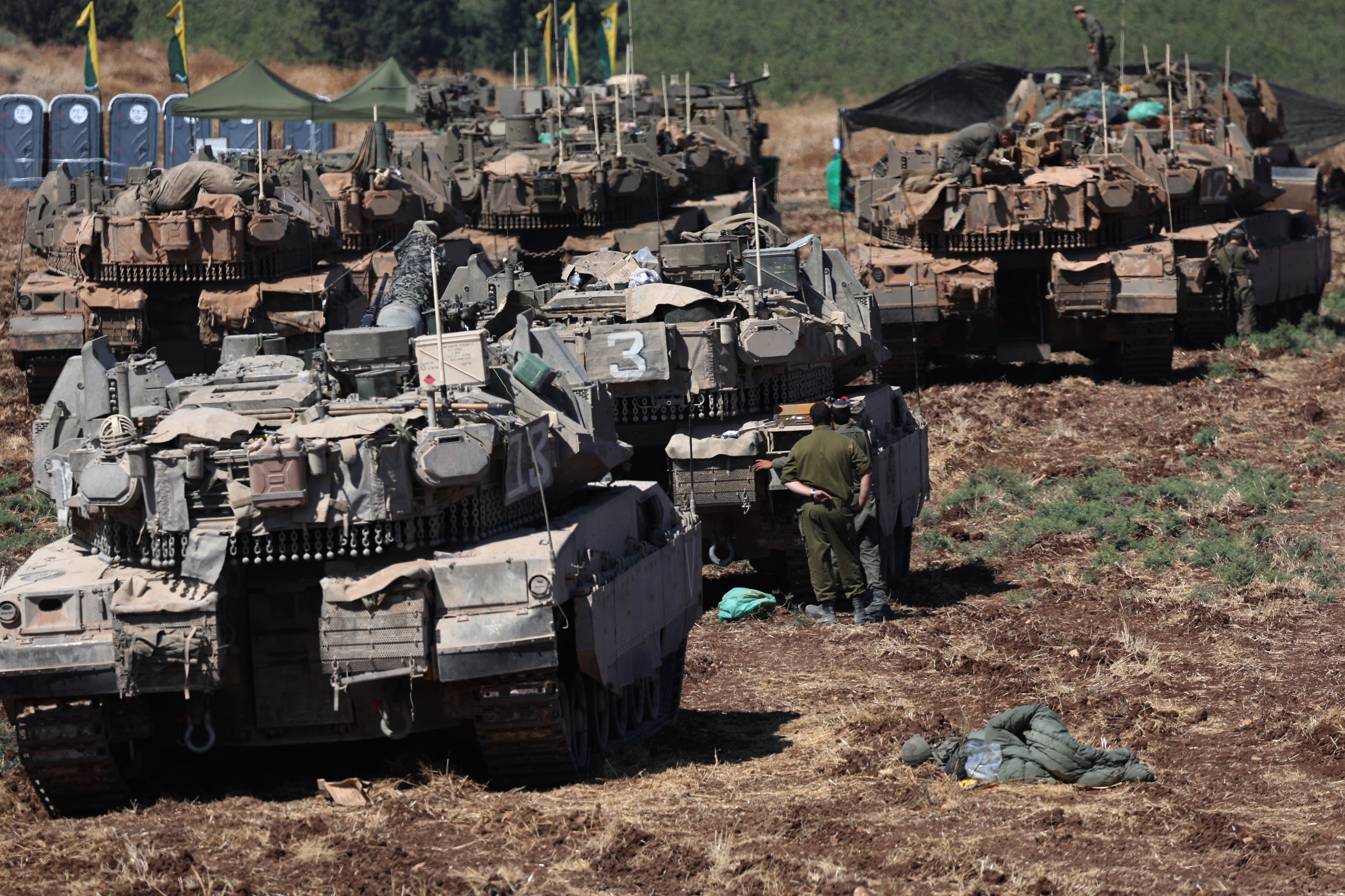 Soldados israelíes con sus carros de combate reunidos en el norte de Israel, este viernes