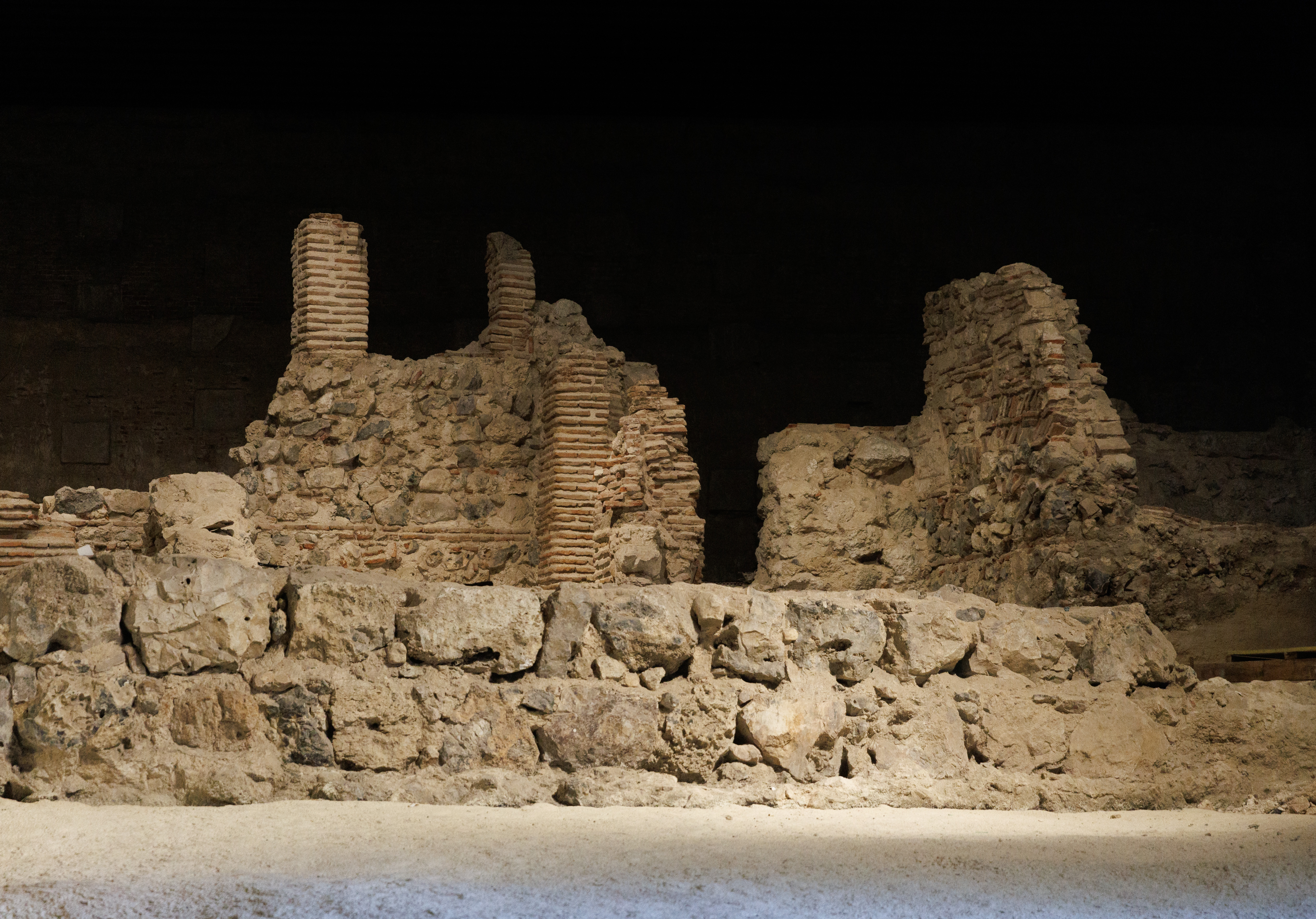 El resto más antiguo de la muralla árabe de Madrid emerge en la nueva Galería de las Colecciones Reales