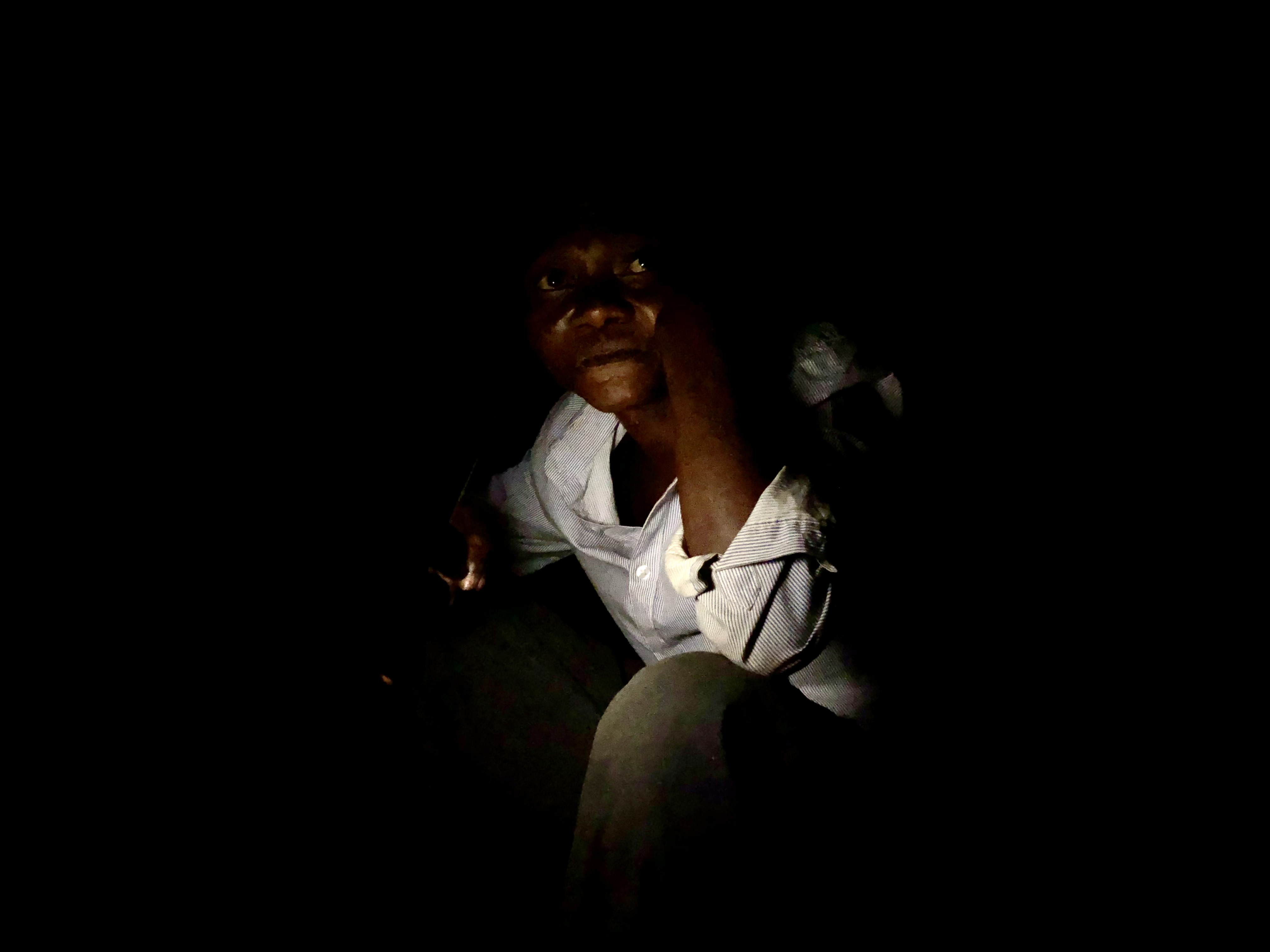 En las afueras de Lokutu, la noche es oscura. La única iluminación de los hogares de trabajadores que dan a este patio, compartido por unas 15 personas, es una linterna con una mini placa fotovoltaica. No hay hoguera porque aquí, incluso conseguir leña es un problema.