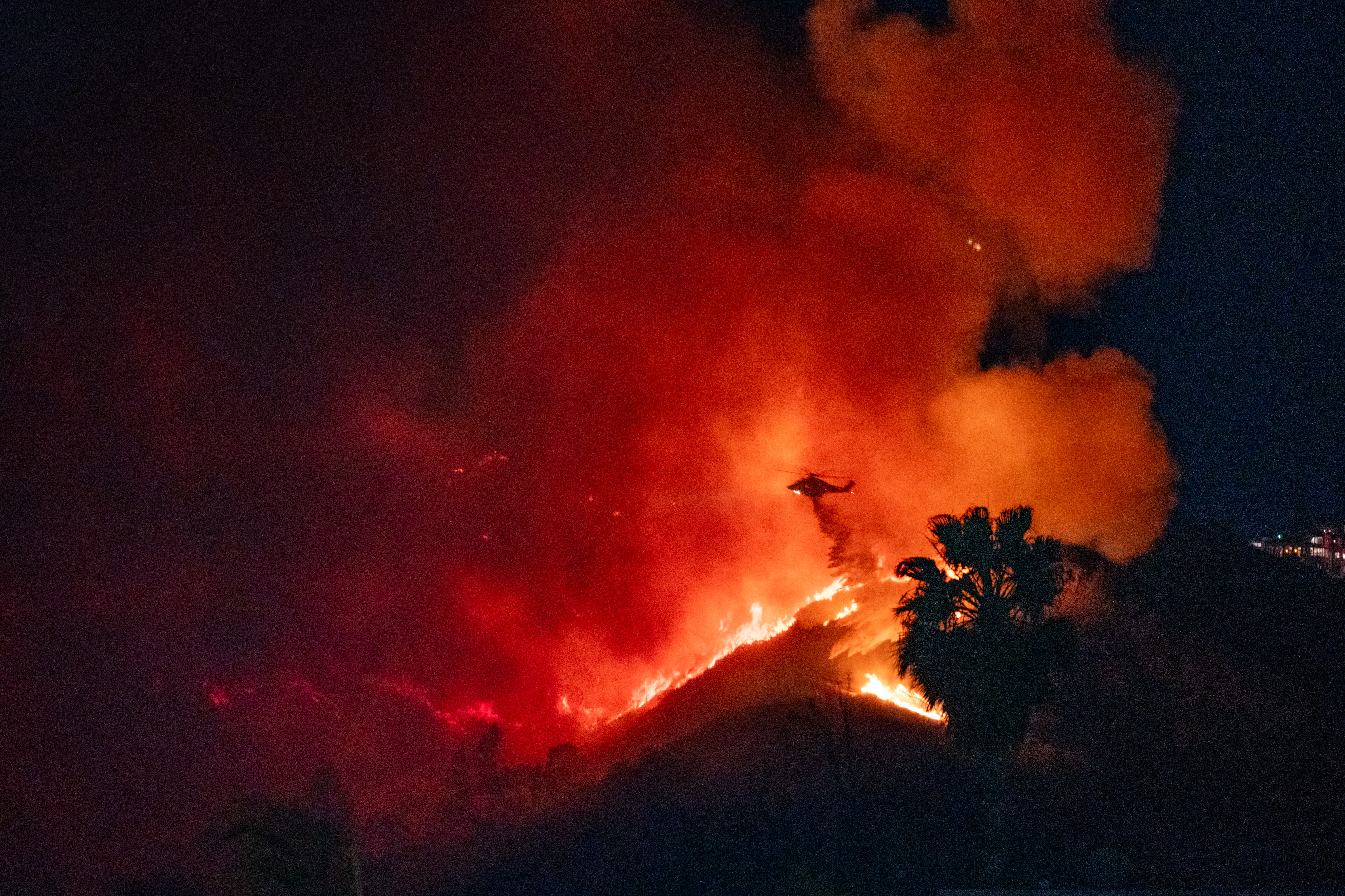 Un helicptero vierte agua en el foco del incendio de Los ?ngeles conocido como 'Sunset', este mircoles. 