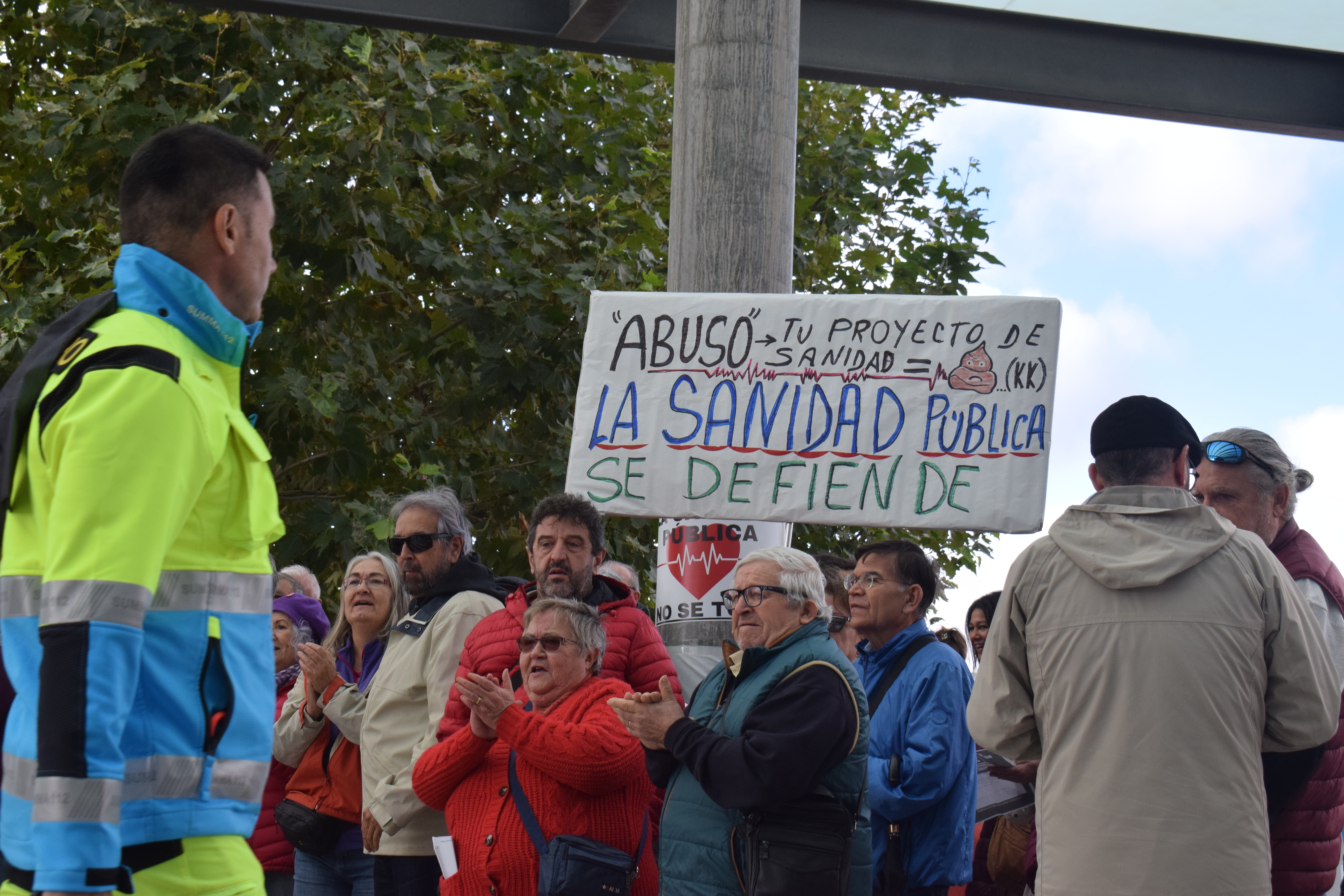 Vecinos de varios municipios del sureste de la Comunidad de Madrid asistieron al plantón con carteles en contra de la situación de la sanidad pública