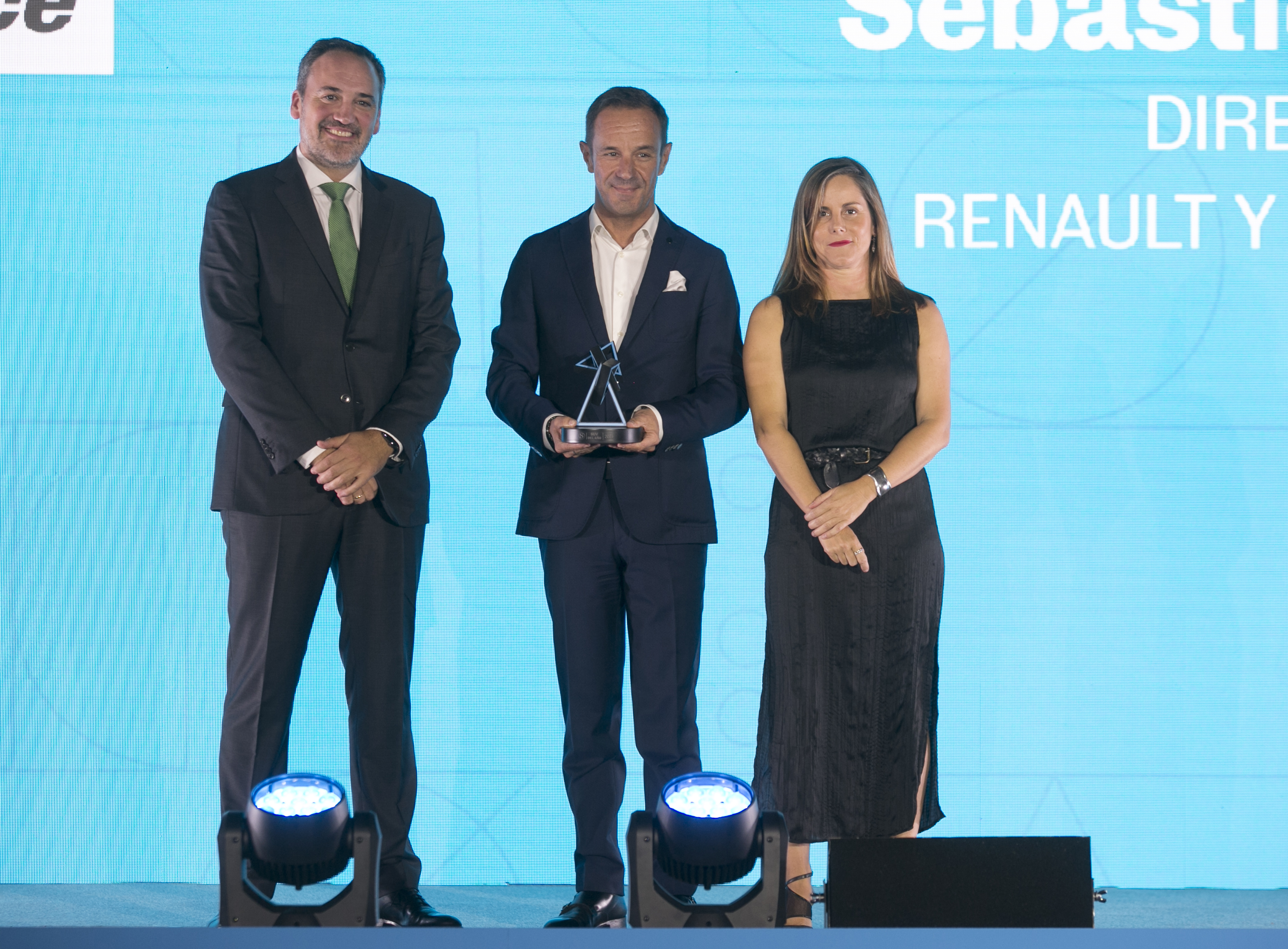 Juan Vilda, director de Acuerdos de Distribución de Mapfre España (izquierda); Sébastien Guigues, director general de Renault y Alpine en España; y Sofía Ruiz de Velasco, directora de 'Smoda'.